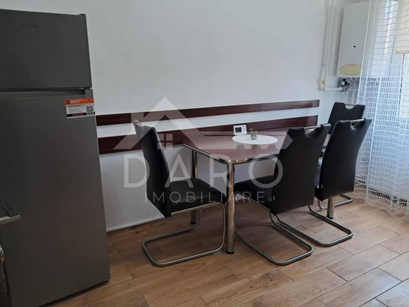 Apartament 3 Camere de Inchiriat zona Fortuna - 🏡 Apartament 3 camere de închiriat | Zona Fortuna | 450 €/lună
Se oferă spre închiriere apartament cu 3 camere decomandate, situat în Târgu Mureș, zona Fortuna, într-o locație foarte bună, aproape de tot ce ai nevoie pentru un trai comod și liniștit.
💰 Chirie: 450 €/lună
📐 Suprafață utilă: 63 mp
🏢 Etaj: 7
✔ bloc izolat termic
✔ lift nou
Apartamentul este proaspăt renovat și proaspăt mobilat, fiind pregătit pentru mutare imediată. Totul este curat, luminos și bine organizat, ideal pentru familie, cuplu sau persoane care își doresc mai mult spațiu și confort.
🏠 Compartimentare:
✔ living spațios și luminos
✔ 2 dormitoare
✔ bucătărie separată
✔ baie
✔ hol generos
✨ Dotări și avantaje:
✔ mobilat recent
✔ renovat recent
✔ bucătărie practică și bine organizată
✔ baie modernizată, cu cadă
✔ camere luminoase și aerisite
✔ parchet din lemn în camere
✔ spații bune de depozitare
✔ apartament îngrijit, gata de locuit
📍 Avantaje locație:
✔ zona Fortuna – foarte căutată
✔ aproape de magazine, farmacii și servicii
✔ acces rapid la mijloace de transport
✔ zonă bună, cu acces facil către restul orașului
💎 Un apartament potrivit pentru cei care caută spațiu, lumină și confort, într-o zonă foarte bună din Târgu Mureș.
🤝 Proprietate promovată prin DARO Imobiliare
💳 Dacă pe viitor dorești să cumperi o locuință, prin Kiwi Finance te putem ajuta cu obținerea creditului:
✔ analiză GRATUITĂ a eligibilității
✔ oferte de la peste 12 bănci
✔ negocierea dobânzii
✔ suport complet până la semnare
📞 Detalii și vizionări:
Coman Maria – DARO Imobiliare & Kiwi Finance
📱 0749 535 729