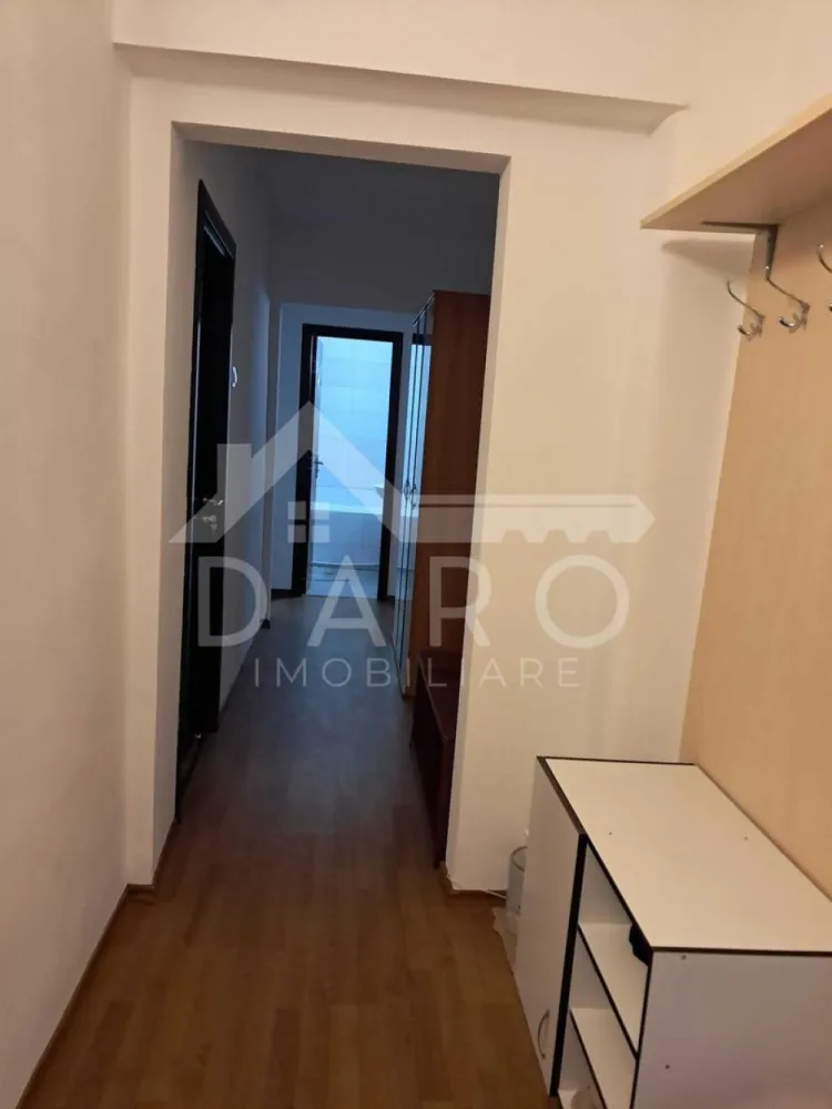 Apartament 3 Camere de Inchiriat zona Fortuna - 🏡 Apartament 3 camere de închiriat | Zona Fortuna | 450 €/lună
Se oferă spre închiriere apartament cu 3 camere decomandate, situat în Târgu Mureș, zona Fortuna, într-o locație foarte bună, aproape de tot ce ai nevoie pentru un trai comod și liniștit.
💰 Chirie: 450 €/lună
📐 Suprafață utilă: 63 mp
🏢 Etaj: 7
✔ bloc izolat termic
✔ lift nou
Apartamentul este proaspăt renovat și proaspăt mobilat, fiind pregătit pentru mutare imediată. Totul este curat, luminos și bine organizat, ideal pentru familie, cuplu sau persoane care își doresc mai mult spațiu și confort.
🏠 Compartimentare:
✔ living spațios și luminos
✔ 2 dormitoare
✔ bucătărie separată
✔ baie
✔ hol generos
✨ Dotări și avantaje:
✔ mobilat recent
✔ renovat recent
✔ bucătărie practică și bine organizată
✔ baie modernizată, cu cadă
✔ camere luminoase și aerisite
✔ parchet din lemn în camere
✔ spații bune de depozitare
✔ apartament îngrijit, gata de locuit
📍 Avantaje locație:
✔ zona Fortuna – foarte căutată
✔ aproape de magazine, farmacii și servicii
✔ acces rapid la mijloace de transport
✔ zonă bună, cu acces facil către restul orașului
💎 Un apartament potrivit pentru cei care caută spațiu, lumină și confort, într-o zonă foarte bună din Târgu Mureș.
🤝 Proprietate promovată prin DARO Imobiliare
💳 Dacă pe viitor dorești să cumperi o locuință, prin Kiwi Finance te putem ajuta cu obținerea creditului:
✔ analiză GRATUITĂ a eligibilității
✔ oferte de la peste 12 bănci
✔ negocierea dobânzii
✔ suport complet până la semnare
📞 Detalii și vizionări:
Coman Maria – DARO Imobiliare & Kiwi Finance
📱 0749 535 729