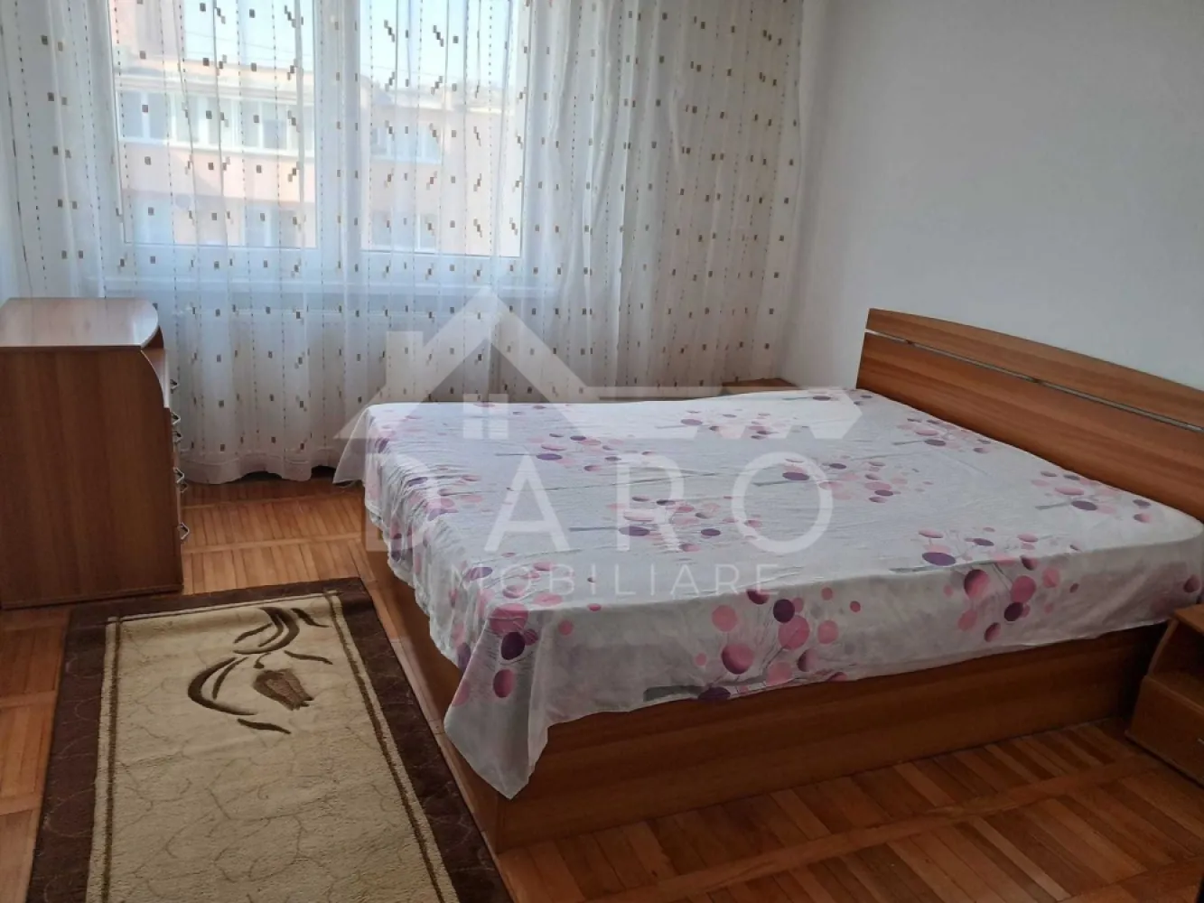 Apartament 3 Camere de Inchiriat zona Fortuna - 🏡 Apartament 3 camere de închiriat | Zona Fortuna | 450 €/lună
Se oferă spre închiriere apartament cu 3 camere decomandate, situat în Târgu Mureș, zona Fortuna, într-o locație foarte bună, aproape de tot ce ai nevoie pentru un trai comod și liniștit.
💰 Chirie: 450 €/lună
📐 Suprafață utilă: 63 mp
🏢 Etaj: 7
✔ bloc izolat termic
✔ lift nou
Apartamentul este proaspăt renovat și proaspăt mobilat, fiind pregătit pentru mutare imediată. Totul este curat, luminos și bine organizat, ideal pentru familie, cuplu sau persoane care își doresc mai mult spațiu și confort.
🏠 Compartimentare:
✔ living spațios și luminos
✔ 2 dormitoare
✔ bucătărie separată
✔ baie
✔ hol generos
✨ Dotări și avantaje:
✔ mobilat recent
✔ renovat recent
✔ bucătărie practică și bine organizată
✔ baie modernizată, cu cadă
✔ camere luminoase și aerisite
✔ parchet din lemn în camere
✔ spații bune de depozitare
✔ apartament îngrijit, gata de locuit
📍 Avantaje locație:
✔ zona Fortuna – foarte căutată
✔ aproape de magazine, farmacii și servicii
✔ acces rapid la mijloace de transport
✔ zonă bună, cu acces facil către restul orașului
💎 Un apartament potrivit pentru cei care caută spațiu, lumină și confort, într-o zonă foarte bună din Târgu Mureș.
🤝 Proprietate promovată prin DARO Imobiliare
💳 Dacă pe viitor dorești să cumperi o locuință, prin Kiwi Finance te putem ajuta cu obținerea creditului:
✔ analiză GRATUITĂ a eligibilității
✔ oferte de la peste 12 bănci
✔ negocierea dobânzii
✔ suport complet până la semnare
📞 Detalii și vizionări:
Coman Maria – DARO Imobiliare & Kiwi Finance
📱 0749 535 729
