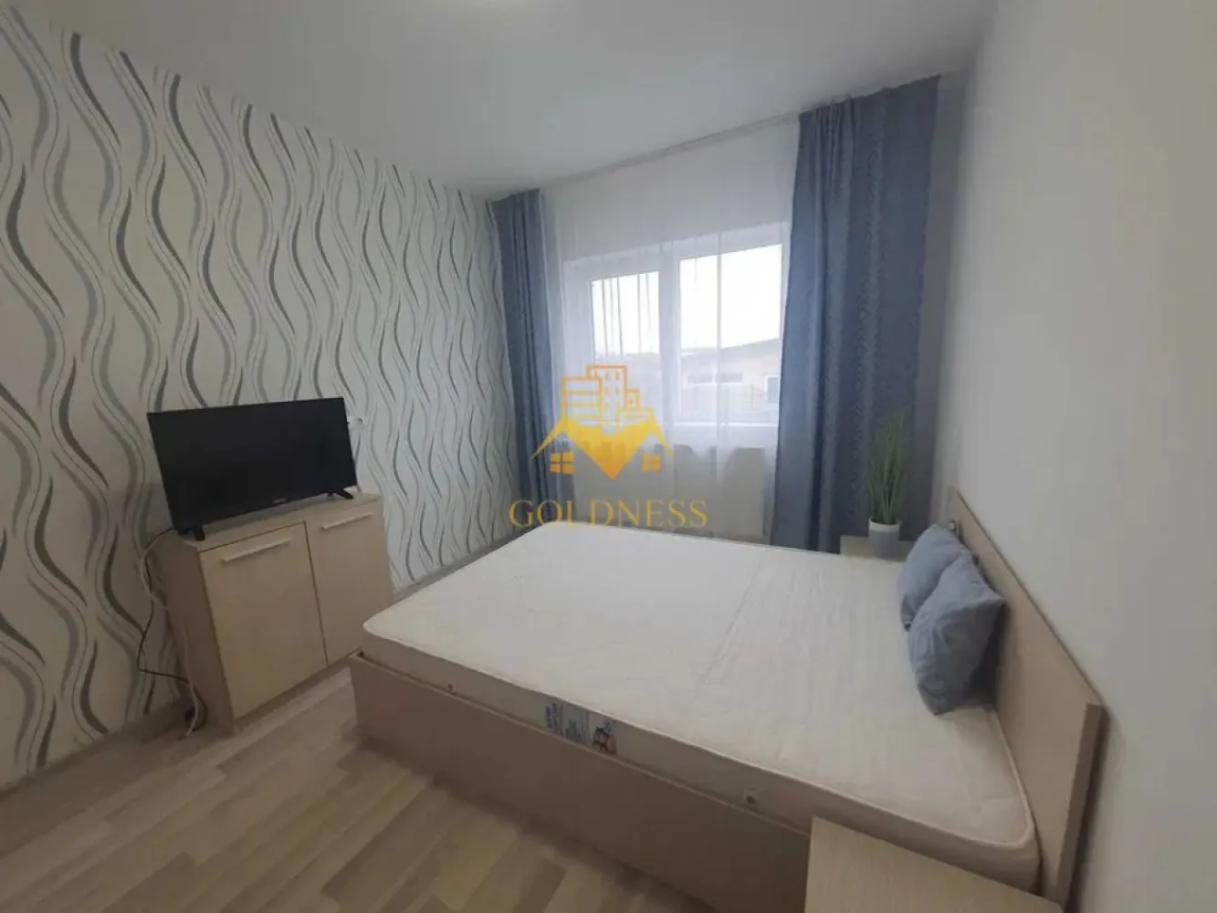 2 camere decomandate, modern, parcare, Cartierul Buna Ziua, Zona Audi - GOLDNESS Imobiliare vă propune spre închiriere un apartament cu 2 camere decomandate complet mobilat și utilat, la Parter într-un imobil de 4 etaje, în cartierul Buna Ziua. Apartamentul este compartimentat astfel:
 - dormitor cu pat matrimonial, dulap pentru haine, noptiere
 - dormitor cu pat matrimonial, spatiu pentru depozitare, noptiere
 - bucataria complet utilată, loc de servit masa 
 - baie cu vana, calorifer port prosop inox și dulap pentru depozitare.

Imobilul este dotat cu toate cele necesare- centrală pe bloc , frigider, aragaz, frigider etc. 
Se află în apropierea stațiilor de transport în comun, magazine, restaurante, spații verzi, farmacii, etc. 
Dispune de loc de parcare!

Dacă sunteți interesați de acest apartament și doriți să îl vizionați, dar și pentru alte oferte sau detalii nu ezitați să ne contactați telefonic sau prin e-mail - goldnessimobiliare@gmail.com. Vă stăm la dispoziție!
Pentru intermediere se percepe un comision de 50% din prețul chiriei!