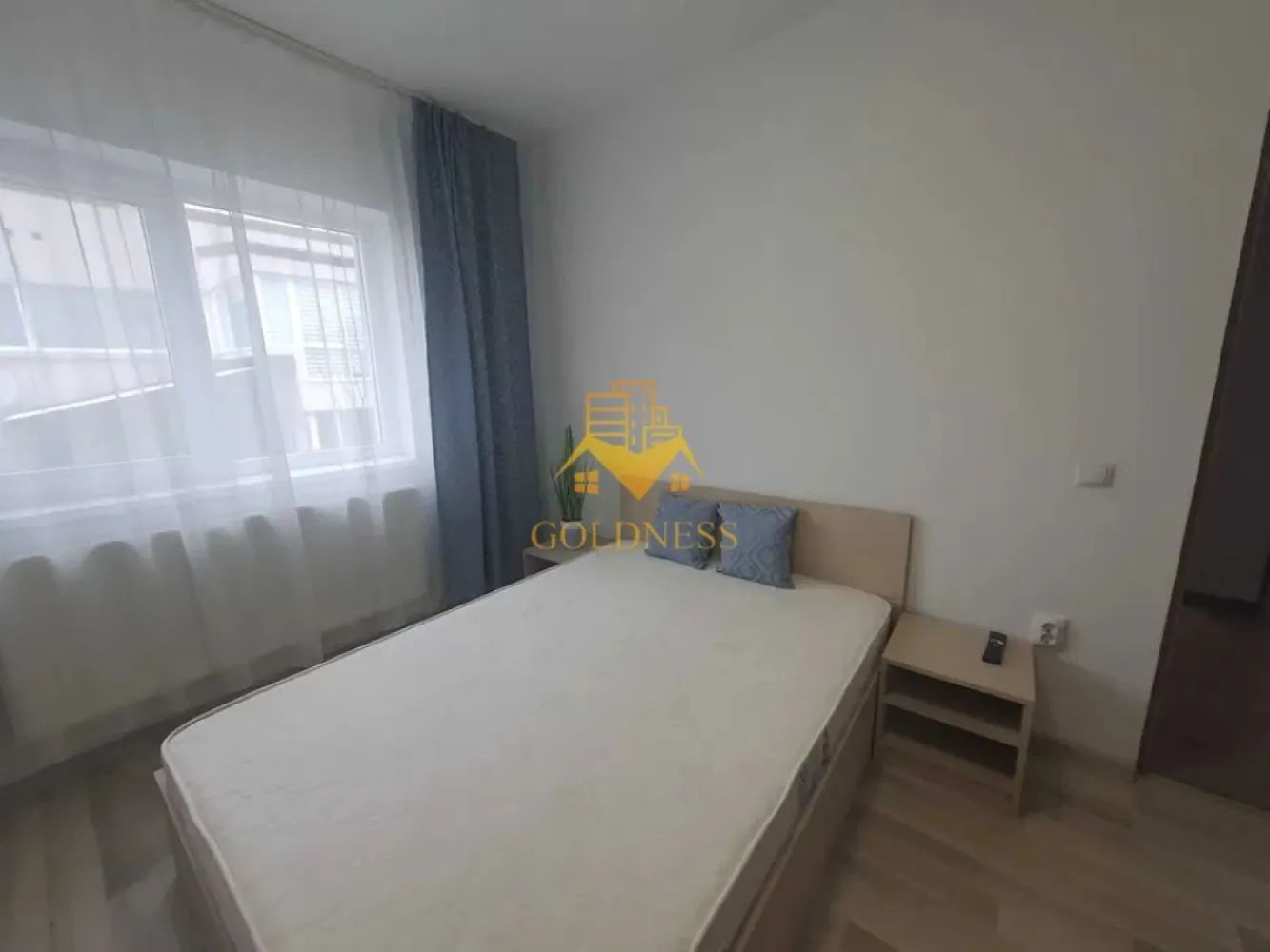 2 camere decomandate, modern, parcare, Cartierul Buna Ziua, Zona Audi - GOLDNESS Imobiliare vă propune spre închiriere un apartament cu 2 camere decomandate complet mobilat și utilat, la Parter într-un imobil de 4 etaje, în cartierul Buna Ziua. Apartamentul este compartimentat astfel:
 - dormitor cu pat matrimonial, dulap pentru haine, noptiere
 - dormitor cu pat matrimonial, spatiu pentru depozitare, noptiere
 - bucataria complet utilată, loc de servit masa 
 - baie cu vana, calorifer port prosop inox și dulap pentru depozitare.

Imobilul este dotat cu toate cele necesare- centrală pe bloc , frigider, aragaz, frigider etc. 
Se află în apropierea stațiilor de transport în comun, magazine, restaurante, spații verzi, farmacii, etc. 
Dispune de loc de parcare!

Dacă sunteți interesați de acest apartament și doriți să îl vizionați, dar și pentru alte oferte sau detalii nu ezitați să ne contactați telefonic sau prin e-mail - goldnessimobiliare@gmail.com. Vă stăm la dispoziție!
Pentru intermediere se percepe un comision de 50% din prețul chiriei!