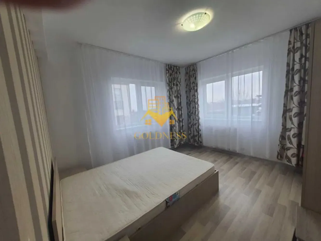2 camere decomandate, modern, parcare, Cartierul Buna Ziua, Zona Audi - GOLDNESS Imobiliare vă propune spre închiriere un apartament cu 2 camere decomandate complet mobilat și utilat, la Parter într-un imobil de 4 etaje, în cartierul Buna Ziua. Apartamentul este compartimentat astfel:
 - dormitor cu pat matrimonial, dulap pentru haine, noptiere
 - dormitor cu pat matrimonial, spatiu pentru depozitare, noptiere
 - bucataria complet utilată, loc de servit masa 
 - baie cu vana, calorifer port prosop inox și dulap pentru depozitare.

Imobilul este dotat cu toate cele necesare- centrală pe bloc , frigider, aragaz, frigider etc. 
Se află în apropierea stațiilor de transport în comun, magazine, restaurante, spații verzi, farmacii, etc. 
Dispune de loc de parcare!

Dacă sunteți interesați de acest apartament și doriți să îl vizionați, dar și pentru alte oferte sau detalii nu ezitați să ne contactați telefonic sau prin e-mail - goldnessimobiliare@gmail.com. Vă stăm la dispoziție!
Pentru intermediere se percepe un comision de 50% din prețul chiriei!