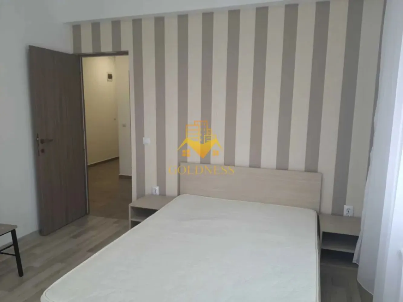 2 camere decomandate, modern, parcare, Cartierul Buna Ziua, Zona Audi - GOLDNESS Imobiliare vă propune spre închiriere un apartament cu 2 camere decomandate complet mobilat și utilat, la Parter într-un imobil de 4 etaje, în cartierul Buna Ziua. Apartamentul este compartimentat astfel:
 - dormitor cu pat matrimonial, dulap pentru haine, noptiere
 - dormitor cu pat matrimonial, spatiu pentru depozitare, noptiere
 - bucataria complet utilată, loc de servit masa 
 - baie cu vana, calorifer port prosop inox și dulap pentru depozitare.

Imobilul este dotat cu toate cele necesare- centrală pe bloc , frigider, aragaz, frigider etc. 
Se află în apropierea stațiilor de transport în comun, magazine, restaurante, spații verzi, farmacii, etc. 
Dispune de loc de parcare!

Dacă sunteți interesați de acest apartament și doriți să îl vizionați, dar și pentru alte oferte sau detalii nu ezitați să ne contactați telefonic sau prin e-mail - goldnessimobiliare@gmail.com. Vă stăm la dispoziție!
Pentru intermediere se percepe un comision de 50% din prețul chiriei!