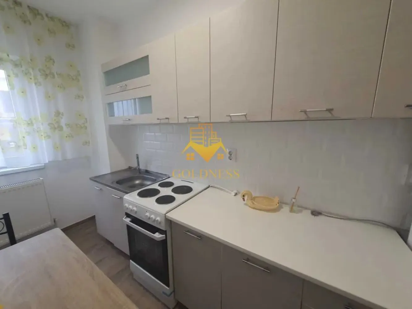 2 camere decomandate, modern, parcare, Cartierul Buna Ziua, Zona Audi - GOLDNESS Imobiliare vă propune spre închiriere un apartament cu 2 camere decomandate complet mobilat și utilat, la Parter într-un imobil de 4 etaje, în cartierul Buna Ziua. Apartamentul este compartimentat astfel:
 - dormitor cu pat matrimonial, dulap pentru haine, noptiere
 - dormitor cu pat matrimonial, spatiu pentru depozitare, noptiere
 - bucataria complet utilată, loc de servit masa 
 - baie cu vana, calorifer port prosop inox și dulap pentru depozitare.

Imobilul este dotat cu toate cele necesare- centrală pe bloc , frigider, aragaz, frigider etc. 
Se află în apropierea stațiilor de transport în comun, magazine, restaurante, spații verzi, farmacii, etc. 
Dispune de loc de parcare!

Dacă sunteți interesați de acest apartament și doriți să îl vizionați, dar și pentru alte oferte sau detalii nu ezitați să ne contactați telefonic sau prin e-mail - goldnessimobiliare@gmail.com. Vă stăm la dispoziție!
Pentru intermediere se percepe un comision de 50% din prețul chiriei!