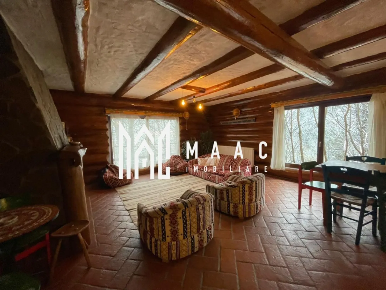 Cabană turistică |156 MPU| 4 Dormitoare | Băi Proprii |Ciubăr| Porumbacu de Sus - MAAC Imobiliare vă propune spre vânzare o cabană superbă, perfectă pentru relaxare, investiție turistică sau locuință de vacanță, situată în Porumbacul de Sus – una dintre cele mai apreciate zone montane din Sibiu.

Proprietatea se remarcă printr-o amplasare excelentă, priveliște deschisă către munți, liniște deplină și acces rapid către principalele obiective turistice (Castelul de Lut, Valea Zânelor, Munții Făgăraș).

Detalii proprietate:
Suprafață utilă: 156 mp

Teren: 2100 mp

Structură: lemn (construcție solidă, izolată, potrivită zonei montane)

Compartimentare:
Parter:
Bucătărie complet mobilată și utilată

Cămară 

Spălătorie

Living spațios cu șemineu și zonă de luat masa

Baie de serviciu

Ieșire directă către terasa exterioară și zona de relaxare

Mansardă:
4 dormitoare, fiecare cu baie proprie

2 spații de depozitare

Un dormitor dispune de balcon privat cu vedere deosebită

Avantaje:
Zonă turistică în plină dezvoltare

Potrivită pentru locuire, casă de vacanță sau investiție în regim hotelier

Teren generos de 2100 mp 

Construcție din lemn, eficientă energetic și perfect integrată în peisaj

Facilă de administrat pentru închiriere (4 camere cu baie proprie)

Spații exterioare premium – terasă, saună, ciubăr, zonă BBQ

Pentru mai multe detalii sau pentru a programa o vizionare, contactați-ne și specificați codul de identificare al proprietății ID: CP2828015.