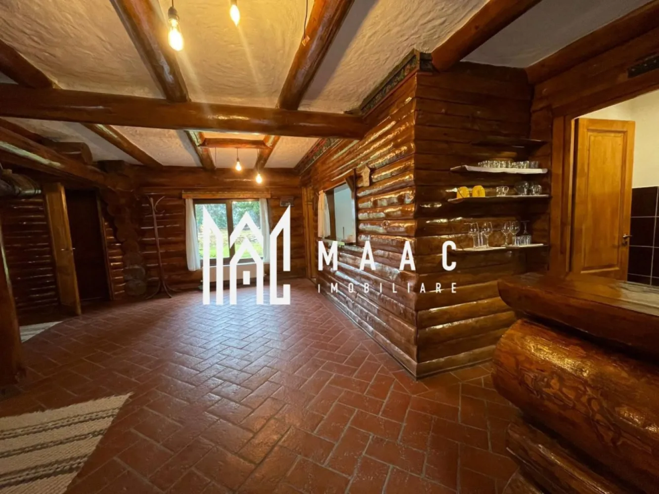 Cabană turistică |156 MPU| 4 Dormitoare | Băi Proprii |Ciubăr| Porumbacu de Sus - MAAC Imobiliare vă propune spre vânzare o cabană superbă, perfectă pentru relaxare, investiție turistică sau locuință de vacanță, situată în Porumbacul de Sus – una dintre cele mai apreciate zone montane din Sibiu.

Proprietatea se remarcă printr-o amplasare excelentă, priveliște deschisă către munți, liniște deplină și acces rapid către principalele obiective turistice (Castelul de Lut, Valea Zânelor, Munții Făgăraș).

Detalii proprietate:
Suprafață utilă: 156 mp

Teren: 2100 mp

Structură: lemn (construcție solidă, izolată, potrivită zonei montane)

Compartimentare:
Parter:
Bucătărie complet mobilată și utilată

Cămară 

Spălătorie

Living spațios cu șemineu și zonă de luat masa

Baie de serviciu

Ieșire directă către terasa exterioară și zona de relaxare

Mansardă:
4 dormitoare, fiecare cu baie proprie

2 spații de depozitare

Un dormitor dispune de balcon privat cu vedere deosebită

Avantaje:
Zonă turistică în plină dezvoltare

Potrivită pentru locuire, casă de vacanță sau investiție în regim hotelier

Teren generos de 2100 mp 

Construcție din lemn, eficientă energetic și perfect integrată în peisaj

Facilă de administrat pentru închiriere (4 camere cu baie proprie)

Spații exterioare premium – terasă, saună, ciubăr, zonă BBQ

Pentru mai multe detalii sau pentru a programa o vizionare, contactați-ne și specificați codul de identificare al proprietății ID: CP2828015.