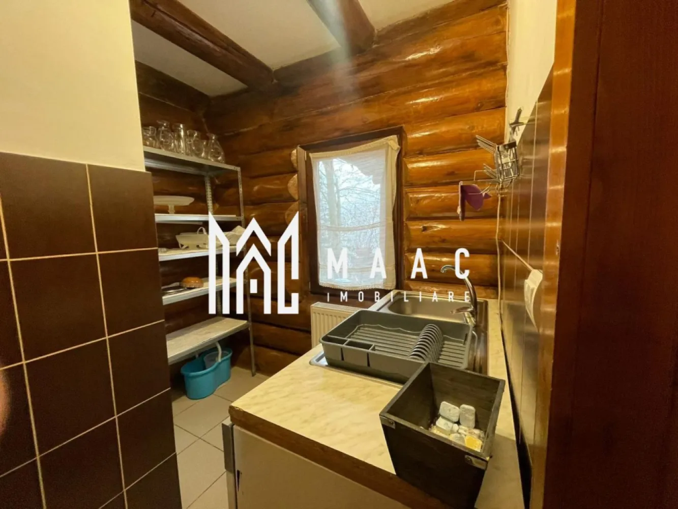 Cabană turistică |156 MPU| 4 Dormitoare | Băi Proprii |Ciubăr| Porumbacu de Sus - MAAC Imobiliare vă propune spre vânzare o cabană superbă, perfectă pentru relaxare, investiție turistică sau locuință de vacanță, situată în Porumbacul de Sus – una dintre cele mai apreciate zone montane din Sibiu.

Proprietatea se remarcă printr-o amplasare excelentă, priveliște deschisă către munți, liniște deplină și acces rapid către principalele obiective turistice (Castelul de Lut, Valea Zânelor, Munții Făgăraș).

Detalii proprietate:
Suprafață utilă: 156 mp

Teren: 2100 mp

Structură: lemn (construcție solidă, izolată, potrivită zonei montane)

Compartimentare:
Parter:
Bucătărie complet mobilată și utilată

Cămară 

Spălătorie

Living spațios cu șemineu și zonă de luat masa

Baie de serviciu

Ieșire directă către terasa exterioară și zona de relaxare

Mansardă:
4 dormitoare, fiecare cu baie proprie

2 spații de depozitare

Un dormitor dispune de balcon privat cu vedere deosebită

Avantaje:
Zonă turistică în plină dezvoltare

Potrivită pentru locuire, casă de vacanță sau investiție în regim hotelier

Teren generos de 2100 mp 

Construcție din lemn, eficientă energetic și perfect integrată în peisaj

Facilă de administrat pentru închiriere (4 camere cu baie proprie)

Spații exterioare premium – terasă, saună, ciubăr, zonă BBQ

Pentru mai multe detalii sau pentru a programa o vizionare, contactați-ne și specificați codul de identificare al proprietății ID: CP2828015.
