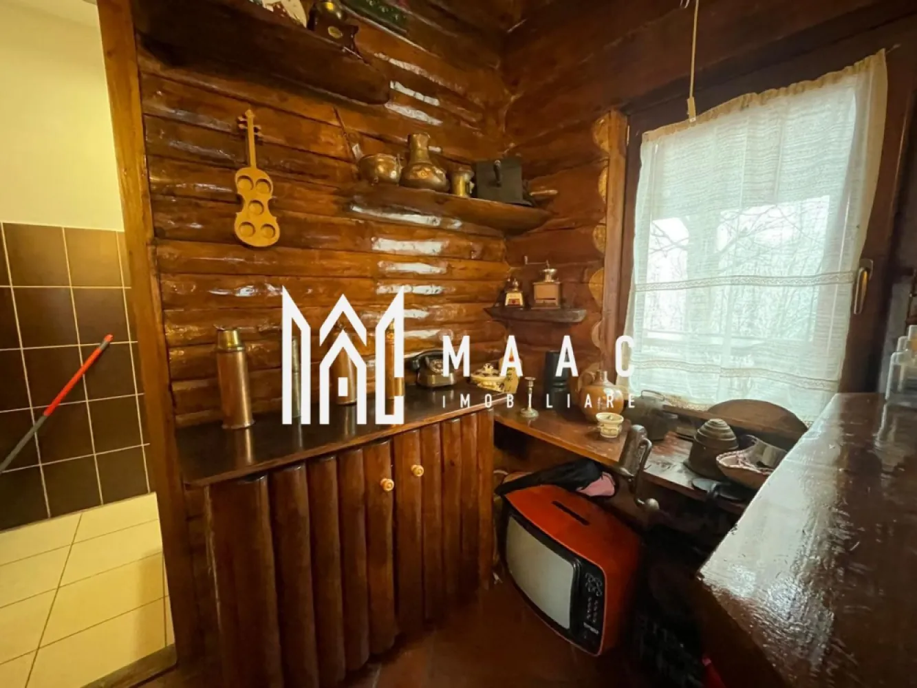 Cabană turistică |156 MPU| 4 Dormitoare | Băi Proprii |Ciubăr| Porumbacu de Sus - MAAC Imobiliare vă propune spre vânzare o cabană superbă, perfectă pentru relaxare, investiție turistică sau locuință de vacanță, situată în Porumbacul de Sus – una dintre cele mai apreciate zone montane din Sibiu.

Proprietatea se remarcă printr-o amplasare excelentă, priveliște deschisă către munți, liniște deplină și acces rapid către principalele obiective turistice (Castelul de Lut, Valea Zânelor, Munții Făgăraș).

Detalii proprietate:
Suprafață utilă: 156 mp

Teren: 2100 mp

Structură: lemn (construcție solidă, izolată, potrivită zonei montane)

Compartimentare:
Parter:
Bucătărie complet mobilată și utilată

Cămară 

Spălătorie

Living spațios cu șemineu și zonă de luat masa

Baie de serviciu

Ieșire directă către terasa exterioară și zona de relaxare

Mansardă:
4 dormitoare, fiecare cu baie proprie

2 spații de depozitare

Un dormitor dispune de balcon privat cu vedere deosebită

Avantaje:
Zonă turistică în plină dezvoltare

Potrivită pentru locuire, casă de vacanță sau investiție în regim hotelier

Teren generos de 2100 mp 

Construcție din lemn, eficientă energetic și perfect integrată în peisaj

Facilă de administrat pentru închiriere (4 camere cu baie proprie)

Spații exterioare premium – terasă, saună, ciubăr, zonă BBQ

Pentru mai multe detalii sau pentru a programa o vizionare, contactați-ne și specificați codul de identificare al proprietății ID: CP2828015.