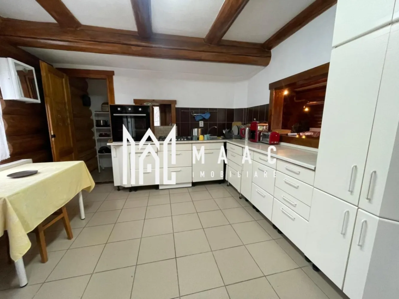 Cabană turistică |156 MPU| 4 Dormitoare | Băi Proprii |Ciubăr| Porumbacu de Sus - MAAC Imobiliare vă propune spre vânzare o cabană superbă, perfectă pentru relaxare, investiție turistică sau locuință de vacanță, situată în Porumbacul de Sus – una dintre cele mai apreciate zone montane din Sibiu.

Proprietatea se remarcă printr-o amplasare excelentă, priveliște deschisă către munți, liniște deplină și acces rapid către principalele obiective turistice (Castelul de Lut, Valea Zânelor, Munții Făgăraș).

Detalii proprietate:
Suprafață utilă: 156 mp

Teren: 2100 mp

Structură: lemn (construcție solidă, izolată, potrivită zonei montane)

Compartimentare:
Parter:
Bucătărie complet mobilată și utilată

Cămară 

Spălătorie

Living spațios cu șemineu și zonă de luat masa

Baie de serviciu

Ieșire directă către terasa exterioară și zona de relaxare

Mansardă:
4 dormitoare, fiecare cu baie proprie

2 spații de depozitare

Un dormitor dispune de balcon privat cu vedere deosebită

Avantaje:
Zonă turistică în plină dezvoltare

Potrivită pentru locuire, casă de vacanță sau investiție în regim hotelier

Teren generos de 2100 mp 

Construcție din lemn, eficientă energetic și perfect integrată în peisaj

Facilă de administrat pentru închiriere (4 camere cu baie proprie)

Spații exterioare premium – terasă, saună, ciubăr, zonă BBQ

Pentru mai multe detalii sau pentru a programa o vizionare, contactați-ne și specificați codul de identificare al proprietății ID: CP2828015.
