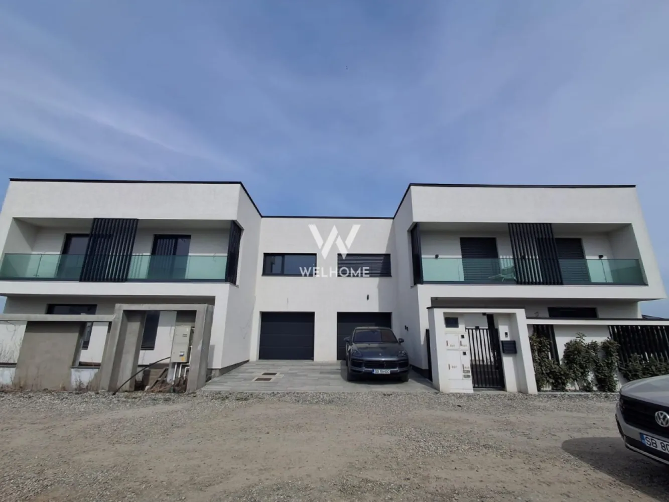 Casa duplex cu garaj, Selimbar, Sibiu - Descoperă confortul unei locuințe moderne, situată într-o zonă liniștită de case din Șelimbăr, Sibiu – o alegere ideală pentru cei care își doresc spațiu, intimitate și acces facil către oraș.

Suprafață utilă : 160 mp, amplasată pe un teren de 295 mp, cu o curte liberă de aproximativ 200 mp 

Imobilul dispune de 4 camere, dintre care 3 dormitoare spațioase, un living luminos, o bucătărie bine poziționată, 3 băi, dressing, spălătorie, precum și spații exterioare precum terasă și balcon. Dormitorul matrimonial beneficiază de intimitate sporită, având baie proprie și dressing dedicat.

Construcția se remarcă prin calitate și atenție la detalii, iar sistemul de încălzire în pardoseală asigură un confort termic superior. Imobilul se predă la stadiul de alb, oferindu-ți libertatea de a-l personaliza exact după gustul tău. Toate utilitățile sunt racordate.

Această proprietate reprezintă o oportunitate excelentă pentru cei care caută o casă modernă, spațioasă și bine compartimentată.

Pret: 330.000 euro

Vizionare: 0752.088.381 Roxana