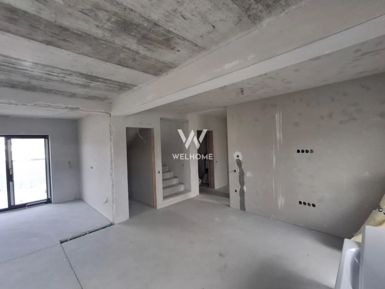 Casa duplex cu garaj, Selimbar, Sibiu - Descoperă confortul unei locuințe moderne, situată într-o zonă liniștită de case din Șelimbăr, Sibiu – o alegere ideală pentru cei care își doresc spațiu, intimitate și acces facil către oraș.

Suprafață utilă : 160 mp, amplasată pe un teren de 295 mp, cu o curte liberă de aproximativ 200 mp 

Imobilul dispune de 4 camere, dintre care 3 dormitoare spațioase, un living luminos, o bucătărie bine poziționată, 3 băi, dressing, spălătorie, precum și spații exterioare precum terasă și balcon. Dormitorul matrimonial beneficiază de intimitate sporită, având baie proprie și dressing dedicat.

Construcția se remarcă prin calitate și atenție la detalii, iar sistemul de încălzire în pardoseală asigură un confort termic superior. Imobilul se predă la stadiul de alb, oferindu-ți libertatea de a-l personaliza exact după gustul tău. Toate utilitățile sunt racordate.

Această proprietate reprezintă o oportunitate excelentă pentru cei care caută o casă modernă, spațioasă și bine compartimentată.

Pret: 330.000 euro

Vizionare: 0752.088.381 Roxana