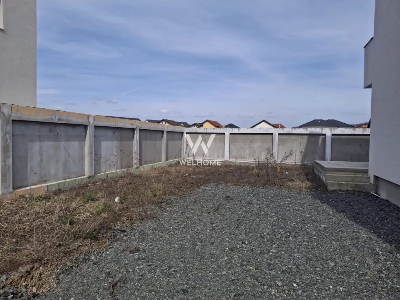 Casa duplex cu garaj, Selimbar, Sibiu - Descoperă confortul unei locuințe moderne, situată într-o zonă liniștită de case din Șelimbăr, Sibiu – o alegere ideală pentru cei care își doresc spațiu, intimitate și acces facil către oraș.

Suprafață utilă : 160 mp, amplasată pe un teren de 295 mp, cu o curte liberă de aproximativ 200 mp 

Imobilul dispune de 4 camere, dintre care 3 dormitoare spațioase, un living luminos, o bucătărie bine poziționată, 3 băi, dressing, spălătorie, precum și spații exterioare precum terasă și balcon. Dormitorul matrimonial beneficiază de intimitate sporită, având baie proprie și dressing dedicat.

Construcția se remarcă prin calitate și atenție la detalii, iar sistemul de încălzire în pardoseală asigură un confort termic superior. Imobilul se predă la stadiul de alb, oferindu-ți libertatea de a-l personaliza exact după gustul tău. Toate utilitățile sunt racordate.

Această proprietate reprezintă o oportunitate excelentă pentru cei care caută o casă modernă, spațioasă și bine compartimentată.

Pret: 330.000 euro

Vizionare: 0752.088.381 Roxana