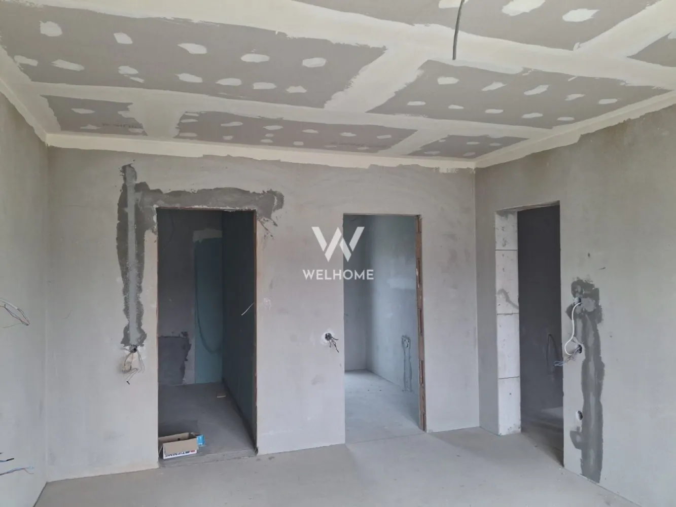 Casa duplex cu garaj, Selimbar, Sibiu - Descoperă confortul unei locuințe moderne, situată într-o zonă liniștită de case din Șelimbăr, Sibiu – o alegere ideală pentru cei care își doresc spațiu, intimitate și acces facil către oraș.

Suprafață utilă : 160 mp, amplasată pe un teren de 295 mp, cu o curte liberă de aproximativ 200 mp 

Imobilul dispune de 4 camere, dintre care 3 dormitoare spațioase, un living luminos, o bucătărie bine poziționată, 3 băi, dressing, spălătorie, precum și spații exterioare precum terasă și balcon. Dormitorul matrimonial beneficiază de intimitate sporită, având baie proprie și dressing dedicat.

Construcția se remarcă prin calitate și atenție la detalii, iar sistemul de încălzire în pardoseală asigură un confort termic superior. Imobilul se predă la stadiul de alb, oferindu-ți libertatea de a-l personaliza exact după gustul tău. Toate utilitățile sunt racordate.

Această proprietate reprezintă o oportunitate excelentă pentru cei care caută o casă modernă, spațioasă și bine compartimentată.

Pret: 330.000 euro

Vizionare: 0752.088.381 Roxana