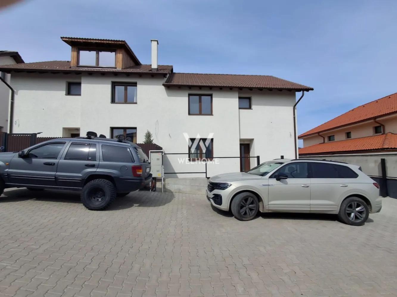 Casa duplex cu 3 camere de vanzare, Selimbar, Sibiu - Descoperă confortul unei case noi, situată într-o zonă în plină dezvoltare din Șelimbăr, Sibiu, perfectă pentru cei care își doresc liniște, intimitate și acces rapid către oraș.

Proprietatea este amplasată pe o stradă privată, cu acces securizat prin barieră, oferindu-ți un plus de siguranță și exclusivitate. Casa are o suprafață utilă de 120 mp și este amplasată pe un teren de 250 mp si o curte de 180 mp, fiind ideală pentru o familie care își dorește echilibru între spațiul interior și cel exterior.

Compartimentarea este practică și bine gândită: living generos și luminos, bucătărie închisă, două dormitoare confortabile, două băi, balcon și o terasă perfectă pentru momente de relaxare. În plus, există multiple spații de depozitare și o anexă exterioară utilă pentru organizare eficientă.

Unul dintre marile avantaje ale locuinței este sistemul de încălzire în pardoseală, care asigură un confort termic superior și eficiență energetică. Casa se predă la stadiul de alb, oferindu-ți libertatea de a o amenaja exact după gustul și stilul tău.

Construcția este realizată cu materiale de calitate, atenția la detalii fiind evidentă în fiecare aspect al locuinței. Luminozitatea naturală, spațiile aerisite și finisajele pregătite pentru personalizare contribuie la crearea unui cămin modern și primitor.

Zona Șelimbăr este extrem de atractivă datorită dezvoltării rapide, proximității față de Sibiu, accesului facil la centre comerciale, școli și alte puncte de interes, dar și datorită atmosferei liniștite, ideale pentru viața de familie.

Această proprietate reprezintă o oportunitate excelentă pentru cei care caută o casă nouă, bine construită, într-o locație sigură și în continuă creștere.

Pret: 280.000 euro

Detalii si vizionare: 0740066818, Cristina