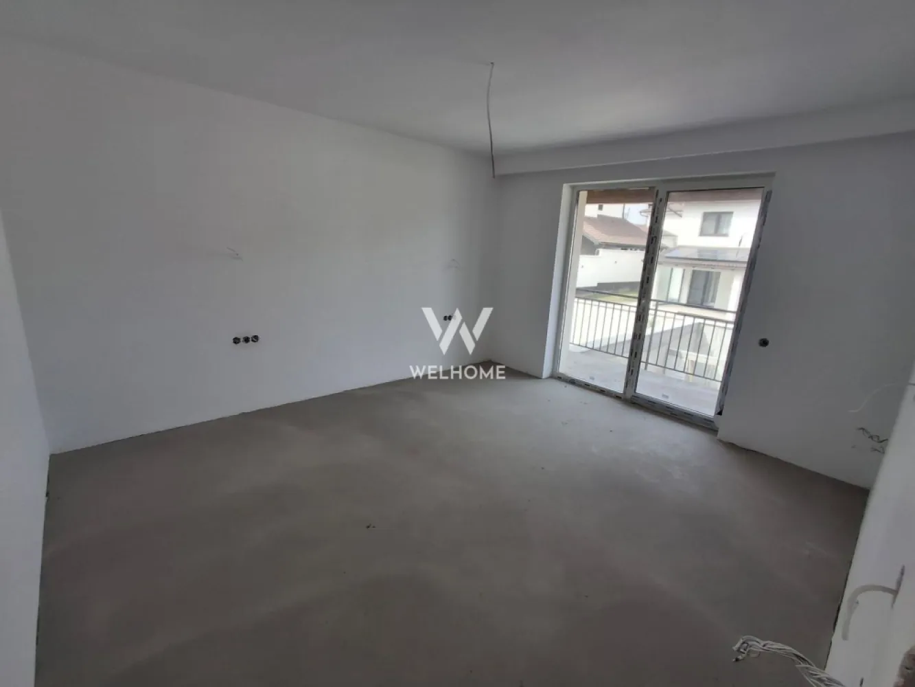 Casa duplex cu 3 camere de vanzare, Selimbar, Sibiu - Descoperă confortul unei case noi, situată într-o zonă în plină dezvoltare din Șelimbăr, Sibiu, perfectă pentru cei care își doresc liniște, intimitate și acces rapid către oraș.

Proprietatea este amplasată pe o stradă privată, cu acces securizat prin barieră, oferindu-ți un plus de siguranță și exclusivitate. Casa are o suprafață utilă de 120 mp și este amplasată pe un teren de 250 mp si o curte de 180 mp, fiind ideală pentru o familie care își dorește echilibru între spațiul interior și cel exterior.

Compartimentarea este practică și bine gândită: living generos și luminos, bucătărie închisă, două dormitoare confortabile, două băi, balcon și o terasă perfectă pentru momente de relaxare. În plus, există multiple spații de depozitare și o anexă exterioară utilă pentru organizare eficientă.

Unul dintre marile avantaje ale locuinței este sistemul de încălzire în pardoseală, care asigură un confort termic superior și eficiență energetică. Casa se predă la stadiul de alb, oferindu-ți libertatea de a o amenaja exact după gustul și stilul tău.

Construcția este realizată cu materiale de calitate, atenția la detalii fiind evidentă în fiecare aspect al locuinței. Luminozitatea naturală, spațiile aerisite și finisajele pregătite pentru personalizare contribuie la crearea unui cămin modern și primitor.

Zona Șelimbăr este extrem de atractivă datorită dezvoltării rapide, proximității față de Sibiu, accesului facil la centre comerciale, școli și alte puncte de interes, dar și datorită atmosferei liniștite, ideale pentru viața de familie.

Această proprietate reprezintă o oportunitate excelentă pentru cei care caută o casă nouă, bine construită, într-o locație sigură și în continuă creștere.

Pret: 280.000 euro

Detalii si vizionare: 0740066818, Cristina
