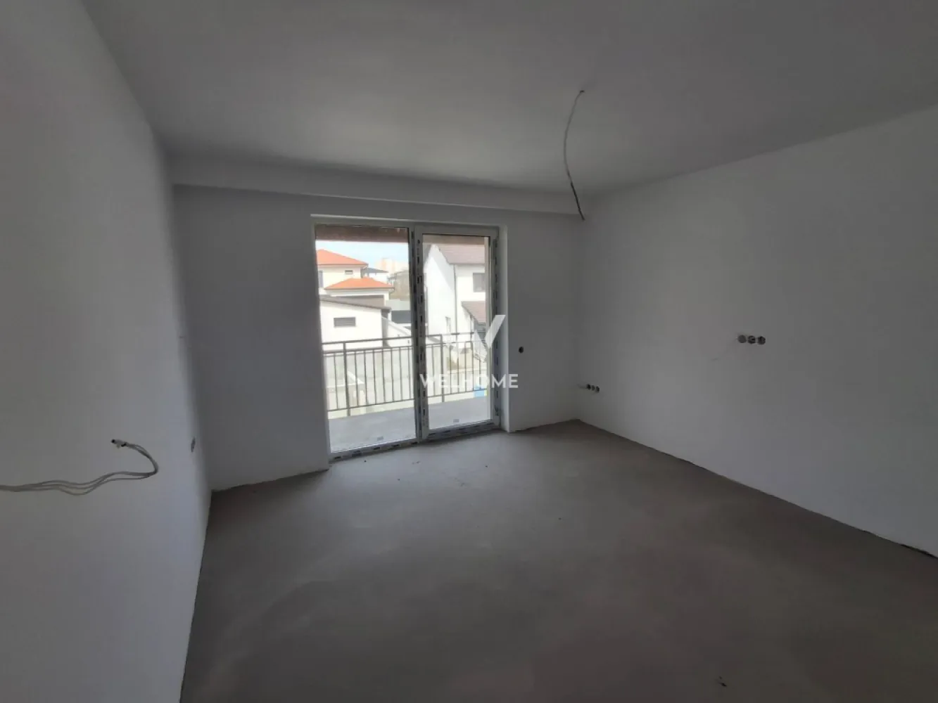 Casa duplex cu 3 camere de vanzare, Selimbar, Sibiu - Descoperă confortul unei case noi, situată într-o zonă în plină dezvoltare din Șelimbăr, Sibiu, perfectă pentru cei care își doresc liniște, intimitate și acces rapid către oraș.

Proprietatea este amplasată pe o stradă privată, cu acces securizat prin barieră, oferindu-ți un plus de siguranță și exclusivitate. Casa are o suprafață utilă de 120 mp și este amplasată pe un teren de 250 mp si o curte de 180 mp, fiind ideală pentru o familie care își dorește echilibru între spațiul interior și cel exterior.

Compartimentarea este practică și bine gândită: living generos și luminos, bucătărie închisă, două dormitoare confortabile, două băi, balcon și o terasă perfectă pentru momente de relaxare. În plus, există multiple spații de depozitare și o anexă exterioară utilă pentru organizare eficientă.

Unul dintre marile avantaje ale locuinței este sistemul de încălzire în pardoseală, care asigură un confort termic superior și eficiență energetică. Casa se predă la stadiul de alb, oferindu-ți libertatea de a o amenaja exact după gustul și stilul tău.

Construcția este realizată cu materiale de calitate, atenția la detalii fiind evidentă în fiecare aspect al locuinței. Luminozitatea naturală, spațiile aerisite și finisajele pregătite pentru personalizare contribuie la crearea unui cămin modern și primitor.

Zona Șelimbăr este extrem de atractivă datorită dezvoltării rapide, proximității față de Sibiu, accesului facil la centre comerciale, școli și alte puncte de interes, dar și datorită atmosferei liniștite, ideale pentru viața de familie.

Această proprietate reprezintă o oportunitate excelentă pentru cei care caută o casă nouă, bine construită, într-o locație sigură și în continuă creștere.

Pret: 280.000 euro

Detalii si vizionare: 0740066818, Cristina