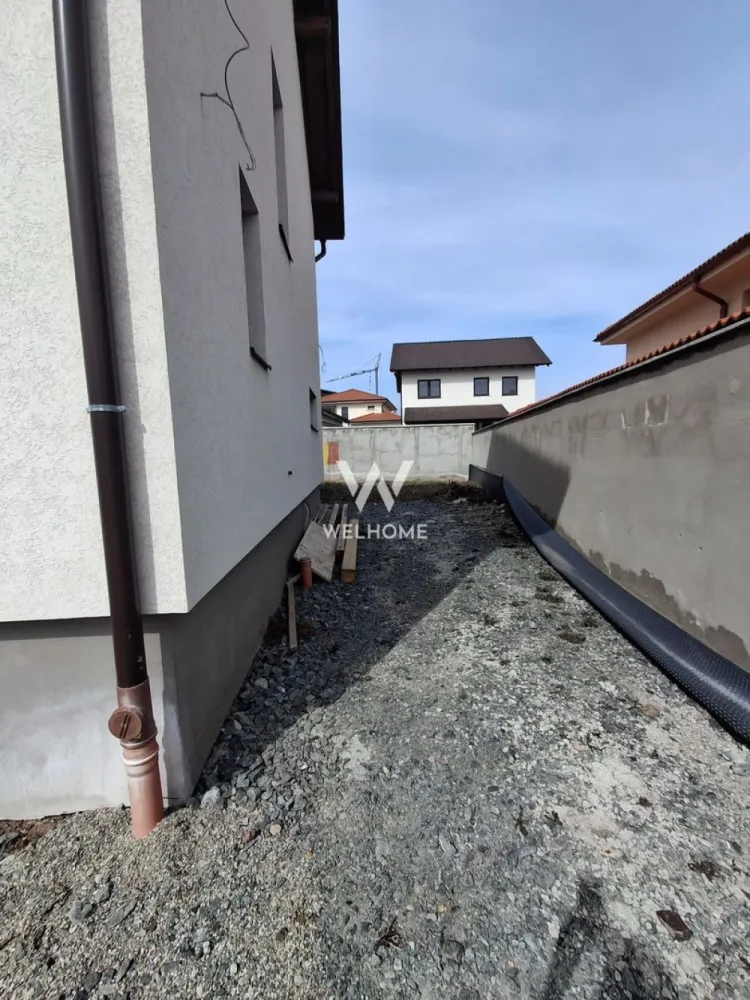 Casa duplex cu 3 camere de vanzare, Selimbar, Sibiu - Descoperă confortul unei case noi, situată într-o zonă în plină dezvoltare din Șelimbăr, Sibiu, perfectă pentru cei care își doresc liniște, intimitate și acces rapid către oraș.

Proprietatea este amplasată pe o stradă privată, cu acces securizat prin barieră, oferindu-ți un plus de siguranță și exclusivitate. Casa are o suprafață utilă de 120 mp și este amplasată pe un teren de 250 mp si o curte de 180 mp, fiind ideală pentru o familie care își dorește echilibru între spațiul interior și cel exterior.

Compartimentarea este practică și bine gândită: living generos și luminos, bucătărie închisă, două dormitoare confortabile, două băi, balcon și o terasă perfectă pentru momente de relaxare. În plus, există multiple spații de depozitare și o anexă exterioară utilă pentru organizare eficientă.

Unul dintre marile avantaje ale locuinței este sistemul de încălzire în pardoseală, care asigură un confort termic superior și eficiență energetică. Casa se predă la stadiul de alb, oferindu-ți libertatea de a o amenaja exact după gustul și stilul tău.

Construcția este realizată cu materiale de calitate, atenția la detalii fiind evidentă în fiecare aspect al locuinței. Luminozitatea naturală, spațiile aerisite și finisajele pregătite pentru personalizare contribuie la crearea unui cămin modern și primitor.

Zona Șelimbăr este extrem de atractivă datorită dezvoltării rapide, proximității față de Sibiu, accesului facil la centre comerciale, școli și alte puncte de interes, dar și datorită atmosferei liniștite, ideale pentru viața de familie.

Această proprietate reprezintă o oportunitate excelentă pentru cei care caută o casă nouă, bine construită, într-o locație sigură și în continuă creștere.

Pret: 280.000 euro

Detalii si vizionare: 0740066818, Cristina