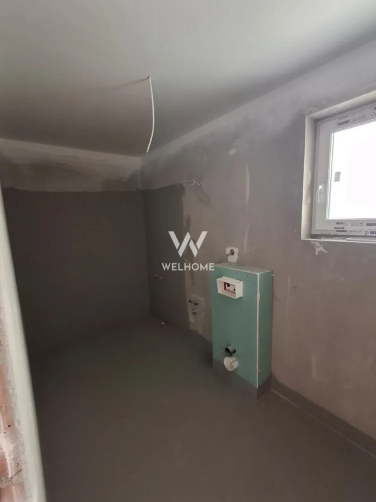 Casa duplex cu 3 camere de vanzare, Selimbar, Sibiu - Descoperă confortul unei case noi, situată într-o zonă în plină dezvoltare din Șelimbăr, Sibiu, perfectă pentru cei care își doresc liniște, intimitate și acces rapid către oraș.

Proprietatea este amplasată pe o stradă privată, cu acces securizat prin barieră, oferindu-ți un plus de siguranță și exclusivitate. Casa are o suprafață utilă de 120 mp și este amplasată pe un teren de 250 mp si o curte de 180 mp, fiind ideală pentru o familie care își dorește echilibru între spațiul interior și cel exterior.

Compartimentarea este practică și bine gândită: living generos și luminos, bucătărie închisă, două dormitoare confortabile, două băi, balcon și o terasă perfectă pentru momente de relaxare. În plus, există multiple spații de depozitare și o anexă exterioară utilă pentru organizare eficientă.

Unul dintre marile avantaje ale locuinței este sistemul de încălzire în pardoseală, care asigură un confort termic superior și eficiență energetică. Casa se predă la stadiul de alb, oferindu-ți libertatea de a o amenaja exact după gustul și stilul tău.

Construcția este realizată cu materiale de calitate, atenția la detalii fiind evidentă în fiecare aspect al locuinței. Luminozitatea naturală, spațiile aerisite și finisajele pregătite pentru personalizare contribuie la crearea unui cămin modern și primitor.

Zona Șelimbăr este extrem de atractivă datorită dezvoltării rapide, proximității față de Sibiu, accesului facil la centre comerciale, școli și alte puncte de interes, dar și datorită atmosferei liniștite, ideale pentru viața de familie.

Această proprietate reprezintă o oportunitate excelentă pentru cei care caută o casă nouă, bine construită, într-o locație sigură și în continuă creștere.

Pret: 280.000 euro

Detalii si vizionare: 0740066818, Cristina
