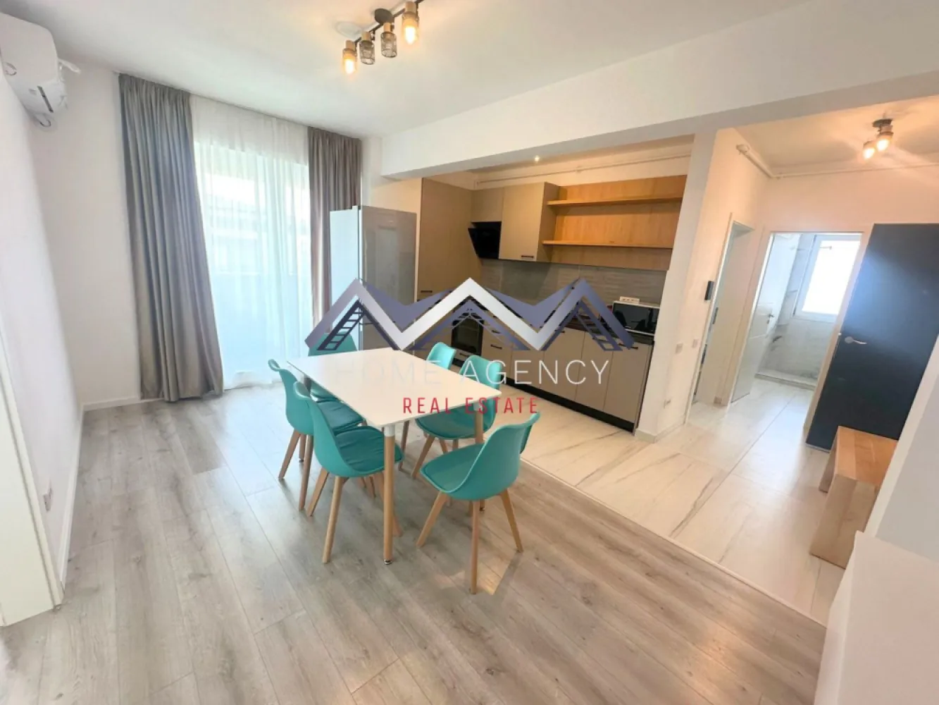 Apartament 3 camere Otopeni premium | prima închiriere - Vă propunem, spre închiriere, un apartament premium cu 3 camere, situat la etajul 2 din 3, într-un imobil nou, tip boutique, cu doar 11 apartamente, în Otopeni. Proprietatea se află la prima închiriere și se adresează celor care își doresc un stil de viață confortabil, elegant și bine conectat la tot ce contează în viața de zi cu zi.

Apartamentul este complet mobilat și utilat, amenajat cu mult bun gust, cu mobilier de calitate superioară și finisaje premium, atent alese pentru a oferi un ambient modern, rafinat și primitor. Spațiul interior este foarte luminos, generos și excelent compartimentat, cu living și bucătărie open space, două dormitoare, dintre care unul matrimonial cu baie proprie, încă o baie și o terasă spectaculoasă de 11,40 mp, cu acces din fiecare cameră. Poziționarea dormitoarelor în zone opuse ale apartamentului oferă un plus de intimitate și confort, fiind ideală atât pentru un cuplu, cât și pentru o familie.

Imobilul este construit pe cadre de beton armat, cu pereți din cărămidă, iar apartamentul beneficiază de dotări și echipări de foarte bună calitate: centrală termică proprie, tâmplărie PVC tripan Salamander, ușă metalică, instalații moderne și obiecte sanitare premium. Totul este nou, atent pregătit și gata să ofere viitorilor chiriași o experiență locativă la un standard superior.

Unul dintre marile avantaje ale acestei proprietăți este amplasarea excelentă. Aveți în apropiere magazine, restaurante, școli și grădinițe, parcuri, dar și acces rapid spre DN1, Aeroport, București și principalele puncte de interes din zonă. Practic, locuiți aproape de tot ce aveți nevoie, într-o zonă care îmbină perfect liniștea cu accesibilitatea.

Prețul reflectă calitatea proprietății, nivelul amenajării și faptul că vorbim despre o locuință aflată la prima închiriere, complet pregătită pentru un stil de viață premium. În preț este inclus și un loc de parcare suprateran.

Dacă vă doriți un apartament modern, spațios, elegant și foarte bine poziționat, această proprietate merită cu siguranță văzută. Sunați acum pentru detalii și programați o vizionare — este genul de apartament în care veți simți de la prima vedere că vreți să rămâneți.