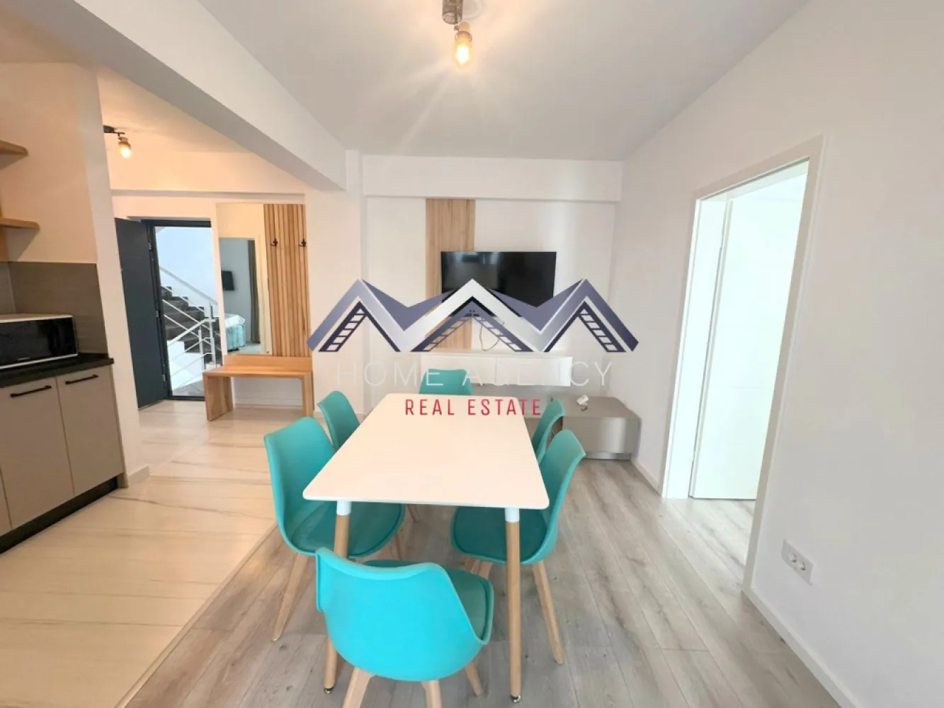Apartament 3 camere Otopeni premium | prima închiriere - Vă propunem, spre închiriere, un apartament premium cu 3 camere, situat la etajul 2 din 3, într-un imobil nou, tip boutique, cu doar 11 apartamente, în Otopeni. Proprietatea se află la prima închiriere și se adresează celor care își doresc un stil de viață confortabil, elegant și bine conectat la tot ce contează în viața de zi cu zi.

Apartamentul este complet mobilat și utilat, amenajat cu mult bun gust, cu mobilier de calitate superioară și finisaje premium, atent alese pentru a oferi un ambient modern, rafinat și primitor. Spațiul interior este foarte luminos, generos și excelent compartimentat, cu living și bucătărie open space, două dormitoare, dintre care unul matrimonial cu baie proprie, încă o baie și o terasă spectaculoasă de 11,40 mp, cu acces din fiecare cameră. Poziționarea dormitoarelor în zone opuse ale apartamentului oferă un plus de intimitate și confort, fiind ideală atât pentru un cuplu, cât și pentru o familie.

Imobilul este construit pe cadre de beton armat, cu pereți din cărămidă, iar apartamentul beneficiază de dotări și echipări de foarte bună calitate: centrală termică proprie, tâmplărie PVC tripan Salamander, ușă metalică, instalații moderne și obiecte sanitare premium. Totul este nou, atent pregătit și gata să ofere viitorilor chiriași o experiență locativă la un standard superior.

Unul dintre marile avantaje ale acestei proprietăți este amplasarea excelentă. Aveți în apropiere magazine, restaurante, școli și grădinițe, parcuri, dar și acces rapid spre DN1, Aeroport, București și principalele puncte de interes din zonă. Practic, locuiți aproape de tot ce aveți nevoie, într-o zonă care îmbină perfect liniștea cu accesibilitatea.

Prețul reflectă calitatea proprietății, nivelul amenajării și faptul că vorbim despre o locuință aflată la prima închiriere, complet pregătită pentru un stil de viață premium. În preț este inclus și un loc de parcare suprateran.

Dacă vă doriți un apartament modern, spațios, elegant și foarte bine poziționat, această proprietate merită cu siguranță văzută. Sunați acum pentru detalii și programați o vizionare — este genul de apartament în care veți simți de la prima vedere că vreți să rămâneți.