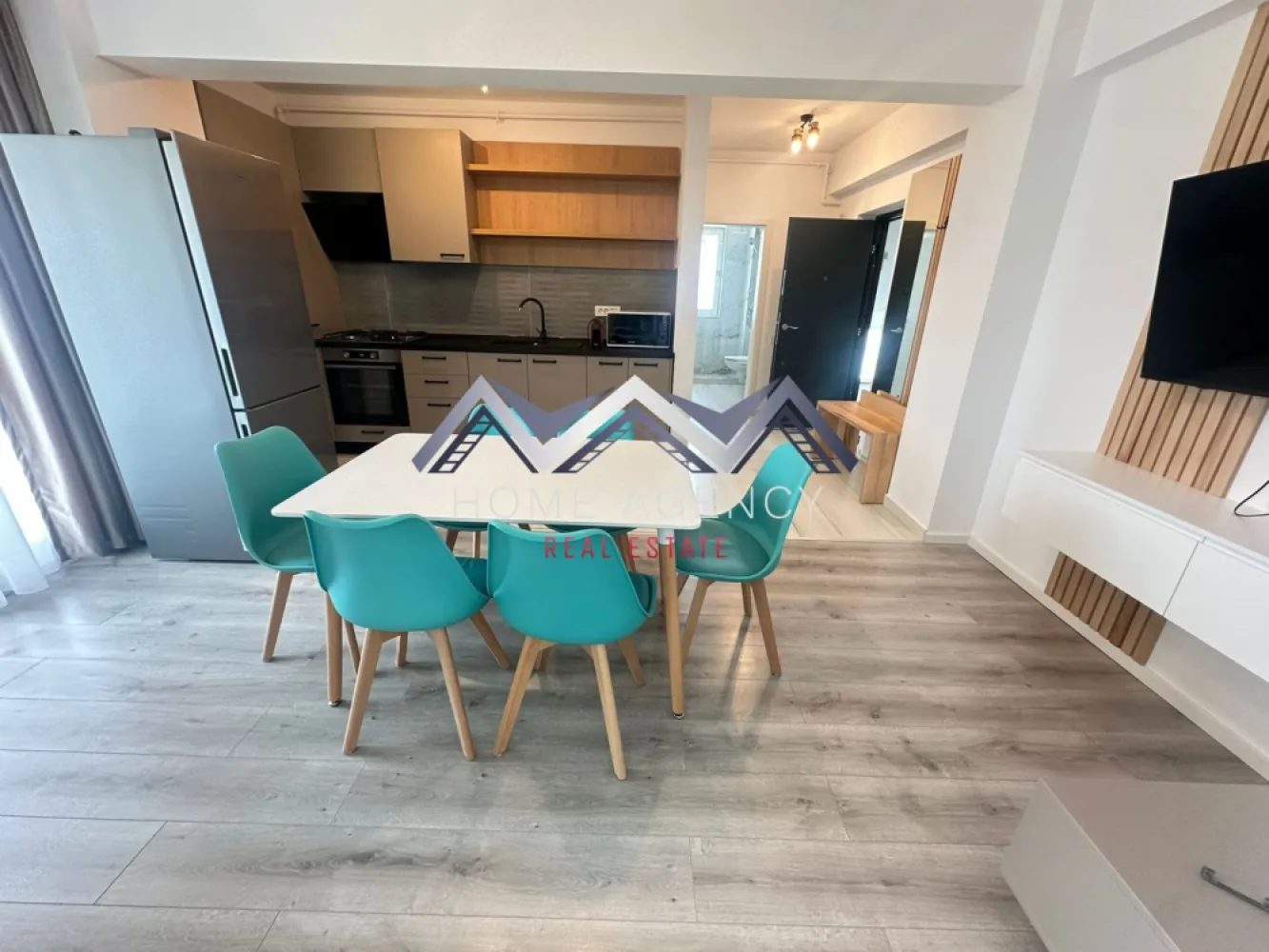Apartament 3 camere Otopeni premium | prima închiriere - Vă propunem, spre închiriere, un apartament premium cu 3 camere, situat la etajul 2 din 3, într-un imobil nou, tip boutique, cu doar 11 apartamente, în Otopeni. Proprietatea se află la prima închiriere și se adresează celor care își doresc un stil de viață confortabil, elegant și bine conectat la tot ce contează în viața de zi cu zi.

Apartamentul este complet mobilat și utilat, amenajat cu mult bun gust, cu mobilier de calitate superioară și finisaje premium, atent alese pentru a oferi un ambient modern, rafinat și primitor. Spațiul interior este foarte luminos, generos și excelent compartimentat, cu living și bucătărie open space, două dormitoare, dintre care unul matrimonial cu baie proprie, încă o baie și o terasă spectaculoasă de 11,40 mp, cu acces din fiecare cameră. Poziționarea dormitoarelor în zone opuse ale apartamentului oferă un plus de intimitate și confort, fiind ideală atât pentru un cuplu, cât și pentru o familie.

Imobilul este construit pe cadre de beton armat, cu pereți din cărămidă, iar apartamentul beneficiază de dotări și echipări de foarte bună calitate: centrală termică proprie, tâmplărie PVC tripan Salamander, ușă metalică, instalații moderne și obiecte sanitare premium. Totul este nou, atent pregătit și gata să ofere viitorilor chiriași o experiență locativă la un standard superior.

Unul dintre marile avantaje ale acestei proprietăți este amplasarea excelentă. Aveți în apropiere magazine, restaurante, școli și grădinițe, parcuri, dar și acces rapid spre DN1, Aeroport, București și principalele puncte de interes din zonă. Practic, locuiți aproape de tot ce aveți nevoie, într-o zonă care îmbină perfect liniștea cu accesibilitatea.

Prețul reflectă calitatea proprietății, nivelul amenajării și faptul că vorbim despre o locuință aflată la prima închiriere, complet pregătită pentru un stil de viață premium. În preț este inclus și un loc de parcare suprateran.

Dacă vă doriți un apartament modern, spațios, elegant și foarte bine poziționat, această proprietate merită cu siguranță văzută. Sunați acum pentru detalii și programați o vizionare — este genul de apartament în care veți simți de la prima vedere că vreți să rămâneți.