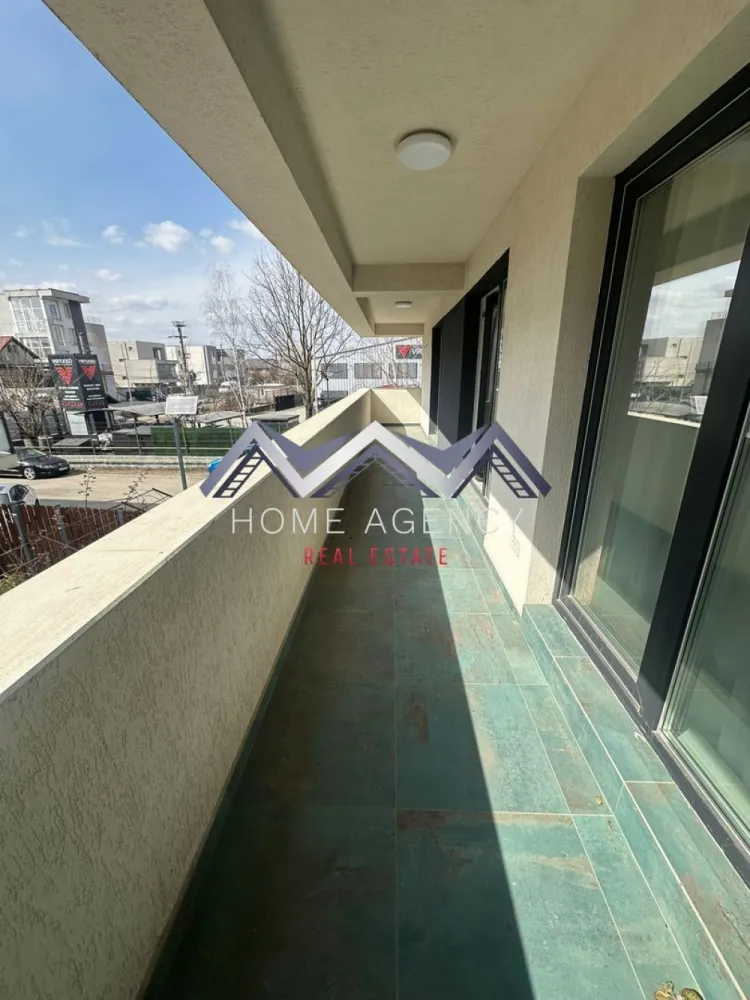 Apartament 3 camere Otopeni premium | prima închiriere - Vă propunem, spre închiriere, un apartament premium cu 3 camere, situat la etajul 2 din 3, într-un imobil nou, tip boutique, cu doar 11 apartamente, în Otopeni. Proprietatea se află la prima închiriere și se adresează celor care își doresc un stil de viață confortabil, elegant și bine conectat la tot ce contează în viața de zi cu zi.

Apartamentul este complet mobilat și utilat, amenajat cu mult bun gust, cu mobilier de calitate superioară și finisaje premium, atent alese pentru a oferi un ambient modern, rafinat și primitor. Spațiul interior este foarte luminos, generos și excelent compartimentat, cu living și bucătărie open space, două dormitoare, dintre care unul matrimonial cu baie proprie, încă o baie și o terasă spectaculoasă de 11,40 mp, cu acces din fiecare cameră. Poziționarea dormitoarelor în zone opuse ale apartamentului oferă un plus de intimitate și confort, fiind ideală atât pentru un cuplu, cât și pentru o familie.

Imobilul este construit pe cadre de beton armat, cu pereți din cărămidă, iar apartamentul beneficiază de dotări și echipări de foarte bună calitate: centrală termică proprie, tâmplărie PVC tripan Salamander, ușă metalică, instalații moderne și obiecte sanitare premium. Totul este nou, atent pregătit și gata să ofere viitorilor chiriași o experiență locativă la un standard superior.

Unul dintre marile avantaje ale acestei proprietăți este amplasarea excelentă. Aveți în apropiere magazine, restaurante, școli și grădinițe, parcuri, dar și acces rapid spre DN1, Aeroport, București și principalele puncte de interes din zonă. Practic, locuiți aproape de tot ce aveți nevoie, într-o zonă care îmbină perfect liniștea cu accesibilitatea.

Prețul reflectă calitatea proprietății, nivelul amenajării și faptul că vorbim despre o locuință aflată la prima închiriere, complet pregătită pentru un stil de viață premium. În preț este inclus și un loc de parcare suprateran.

Dacă vă doriți un apartament modern, spațios, elegant și foarte bine poziționat, această proprietate merită cu siguranță văzută. Sunați acum pentru detalii și programați o vizionare — este genul de apartament în care veți simți de la prima vedere că vreți să rămâneți.