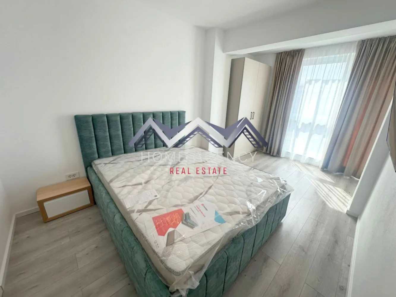 Apartament 3 camere Otopeni premium | prima închiriere - Vă propunem, spre închiriere, un apartament premium cu 3 camere, situat la etajul 2 din 3, într-un imobil nou, tip boutique, cu doar 11 apartamente, în Otopeni. Proprietatea se află la prima închiriere și se adresează celor care își doresc un stil de viață confortabil, elegant și bine conectat la tot ce contează în viața de zi cu zi.

Apartamentul este complet mobilat și utilat, amenajat cu mult bun gust, cu mobilier de calitate superioară și finisaje premium, atent alese pentru a oferi un ambient modern, rafinat și primitor. Spațiul interior este foarte luminos, generos și excelent compartimentat, cu living și bucătărie open space, două dormitoare, dintre care unul matrimonial cu baie proprie, încă o baie și o terasă spectaculoasă de 11,40 mp, cu acces din fiecare cameră. Poziționarea dormitoarelor în zone opuse ale apartamentului oferă un plus de intimitate și confort, fiind ideală atât pentru un cuplu, cât și pentru o familie.

Imobilul este construit pe cadre de beton armat, cu pereți din cărămidă, iar apartamentul beneficiază de dotări și echipări de foarte bună calitate: centrală termică proprie, tâmplărie PVC tripan Salamander, ușă metalică, instalații moderne și obiecte sanitare premium. Totul este nou, atent pregătit și gata să ofere viitorilor chiriași o experiență locativă la un standard superior.

Unul dintre marile avantaje ale acestei proprietăți este amplasarea excelentă. Aveți în apropiere magazine, restaurante, școli și grădinițe, parcuri, dar și acces rapid spre DN1, Aeroport, București și principalele puncte de interes din zonă. Practic, locuiți aproape de tot ce aveți nevoie, într-o zonă care îmbină perfect liniștea cu accesibilitatea.

Prețul reflectă calitatea proprietății, nivelul amenajării și faptul că vorbim despre o locuință aflată la prima închiriere, complet pregătită pentru un stil de viață premium. În preț este inclus și un loc de parcare suprateran.

Dacă vă doriți un apartament modern, spațios, elegant și foarte bine poziționat, această proprietate merită cu siguranță văzută. Sunați acum pentru detalii și programați o vizionare — este genul de apartament în care veți simți de la prima vedere că vreți să rămâneți.