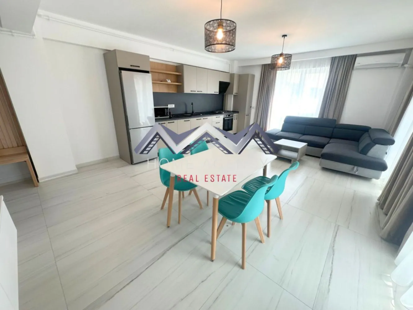 Apartament 2 camere Otopeni premium | prima închiriere - Vă propunem, spre închiriere, un apartament premium cu 2 camere, situat într-un imobil nou, tip boutique, cu doar 11 apartamente, în Otopeni. Proprietatea este la prima închiriere, complet mobilată și utilată, fiind alegerea ideală pentru cei care își doresc confort, intimitate și un standard ridicat de locuire, într-o zonă foarte bine conectată.

Apartamentul este luminos, spațios și foarte bine compartimentat, cu un living generos și bucătărie open space, amenajate modern și practic, cu acces direct spre terasa foarte generoasă. Dormitorul oferă un ambient relaxant și intim, perfect pentru momentele de liniște de la începutul sau finalul zilei. Baia este elegant amenajată și dotată cu duș tip walk-in, completând foarte bine atmosfera modernă a întregii proprietăți.

Locuința este complet mobilată și utilată, cu mobilier de calitate superioară, finisaje premium și dotări atent alese pentru un plus real de confort. Totul este nou, pregătit pentru prima închiriere și gândit pentru un stil de viață modern, în care funcționalitatea se îmbină perfect cu estetica.

Apartamentul beneficiază de centrală termică proprie și încălzire prin pardoseală Proprietatea este contorizată individual și racordată la toate utilitățile, astfel încât viitorul chiriaș să se bucure de confort deplin și eficiență.

Poziționarea este un avantaj important: aveți în apropiere magazine, restaurante, școli și grădinițe, parcuri, precum și acces rapid către DN1, Aeroport, București și toate punctele de interes din zonă. Este locul potrivit pentru cei care vor să locuiască aproape de tot ce au nevoie, fără să renunțe la liniște și confort.

În preț este inclus și un loc de parcare suprateran, iar proprietatea este disponibilă la etajul 1/3, precum și în varianta de mansardă, unde suprafața și prețul diferă.

Dacă sunteți în căutarea unui apartament nou, elegant, complet pregătit pentru mutare și aflat într-o zonă excelentă, această proprietate merită toată atenția dumneavoastră. Sunați acum pentru detalii și programați o vizionare!