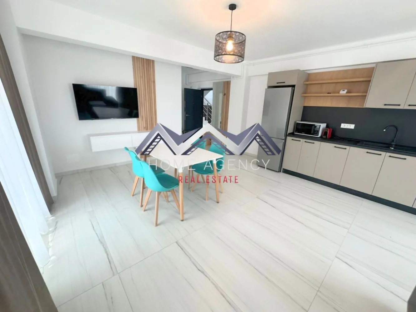 Apartament 2 camere Otopeni premium | prima închiriere - Vă propunem, spre închiriere, un apartament premium cu 2 camere, situat într-un imobil nou, tip boutique, cu doar 11 apartamente, în Otopeni. Proprietatea este la prima închiriere, complet mobilată și utilată, fiind alegerea ideală pentru cei care își doresc confort, intimitate și un standard ridicat de locuire, într-o zonă foarte bine conectată.

Apartamentul este luminos, spațios și foarte bine compartimentat, cu un living generos și bucătărie open space, amenajate modern și practic, cu acces direct spre terasa foarte generoasă. Dormitorul oferă un ambient relaxant și intim, perfect pentru momentele de liniște de la începutul sau finalul zilei. Baia este elegant amenajată și dotată cu duș tip walk-in, completând foarte bine atmosfera modernă a întregii proprietăți.

Locuința este complet mobilată și utilată, cu mobilier de calitate superioară, finisaje premium și dotări atent alese pentru un plus real de confort. Totul este nou, pregătit pentru prima închiriere și gândit pentru un stil de viață modern, în care funcționalitatea se îmbină perfect cu estetica.

Apartamentul beneficiază de centrală termică proprie și încălzire prin pardoseală Proprietatea este contorizată individual și racordată la toate utilitățile, astfel încât viitorul chiriaș să se bucure de confort deplin și eficiență.

Poziționarea este un avantaj important: aveți în apropiere magazine, restaurante, școli și grădinițe, parcuri, precum și acces rapid către DN1, Aeroport, București și toate punctele de interes din zonă. Este locul potrivit pentru cei care vor să locuiască aproape de tot ce au nevoie, fără să renunțe la liniște și confort.

În preț este inclus și un loc de parcare suprateran, iar proprietatea este disponibilă la etajul 1/3, precum și în varianta de mansardă, unde suprafața și prețul diferă.

Dacă sunteți în căutarea unui apartament nou, elegant, complet pregătit pentru mutare și aflat într-o zonă excelentă, această proprietate merită toată atenția dumneavoastră. Sunați acum pentru detalii și programați o vizionare!