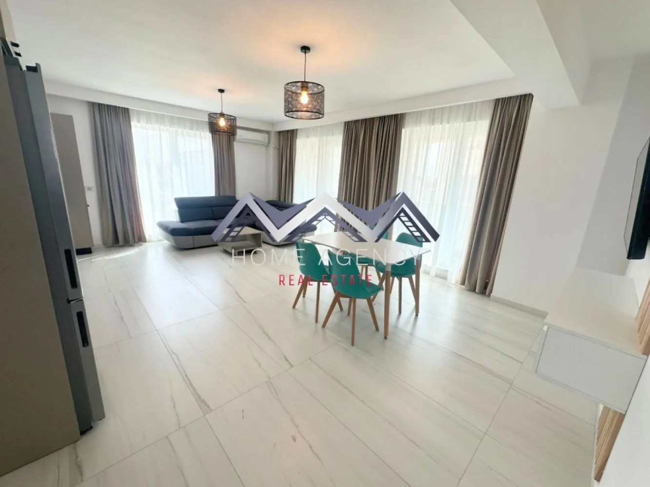 Apartament 2 camere Otopeni premium | prima închiriere - Vă propunem, spre închiriere, un apartament premium cu 2 camere, situat într-un imobil nou, tip boutique, cu doar 11 apartamente, în Otopeni. Proprietatea este la prima închiriere, complet mobilată și utilată, fiind alegerea ideală pentru cei care își doresc confort, intimitate și un standard ridicat de locuire, într-o zonă foarte bine conectată.

Apartamentul este luminos, spațios și foarte bine compartimentat, cu un living generos și bucătărie open space, amenajate modern și practic, cu acces direct spre terasa foarte generoasă. Dormitorul oferă un ambient relaxant și intim, perfect pentru momentele de liniște de la începutul sau finalul zilei. Baia este elegant amenajată și dotată cu duș tip walk-in, completând foarte bine atmosfera modernă a întregii proprietăți.

Locuința este complet mobilată și utilată, cu mobilier de calitate superioară, finisaje premium și dotări atent alese pentru un plus real de confort. Totul este nou, pregătit pentru prima închiriere și gândit pentru un stil de viață modern, în care funcționalitatea se îmbină perfect cu estetica.

Apartamentul beneficiază de centrală termică proprie și încălzire prin pardoseală Proprietatea este contorizată individual și racordată la toate utilitățile, astfel încât viitorul chiriaș să se bucure de confort deplin și eficiență.

Poziționarea este un avantaj important: aveți în apropiere magazine, restaurante, școli și grădinițe, parcuri, precum și acces rapid către DN1, Aeroport, București și toate punctele de interes din zonă. Este locul potrivit pentru cei care vor să locuiască aproape de tot ce au nevoie, fără să renunțe la liniște și confort.

În preț este inclus și un loc de parcare suprateran, iar proprietatea este disponibilă la etajul 1/3, precum și în varianta de mansardă, unde suprafața și prețul diferă.

Dacă sunteți în căutarea unui apartament nou, elegant, complet pregătit pentru mutare și aflat într-o zonă excelentă, această proprietate merită toată atenția dumneavoastră. Sunați acum pentru detalii și programați o vizionare!