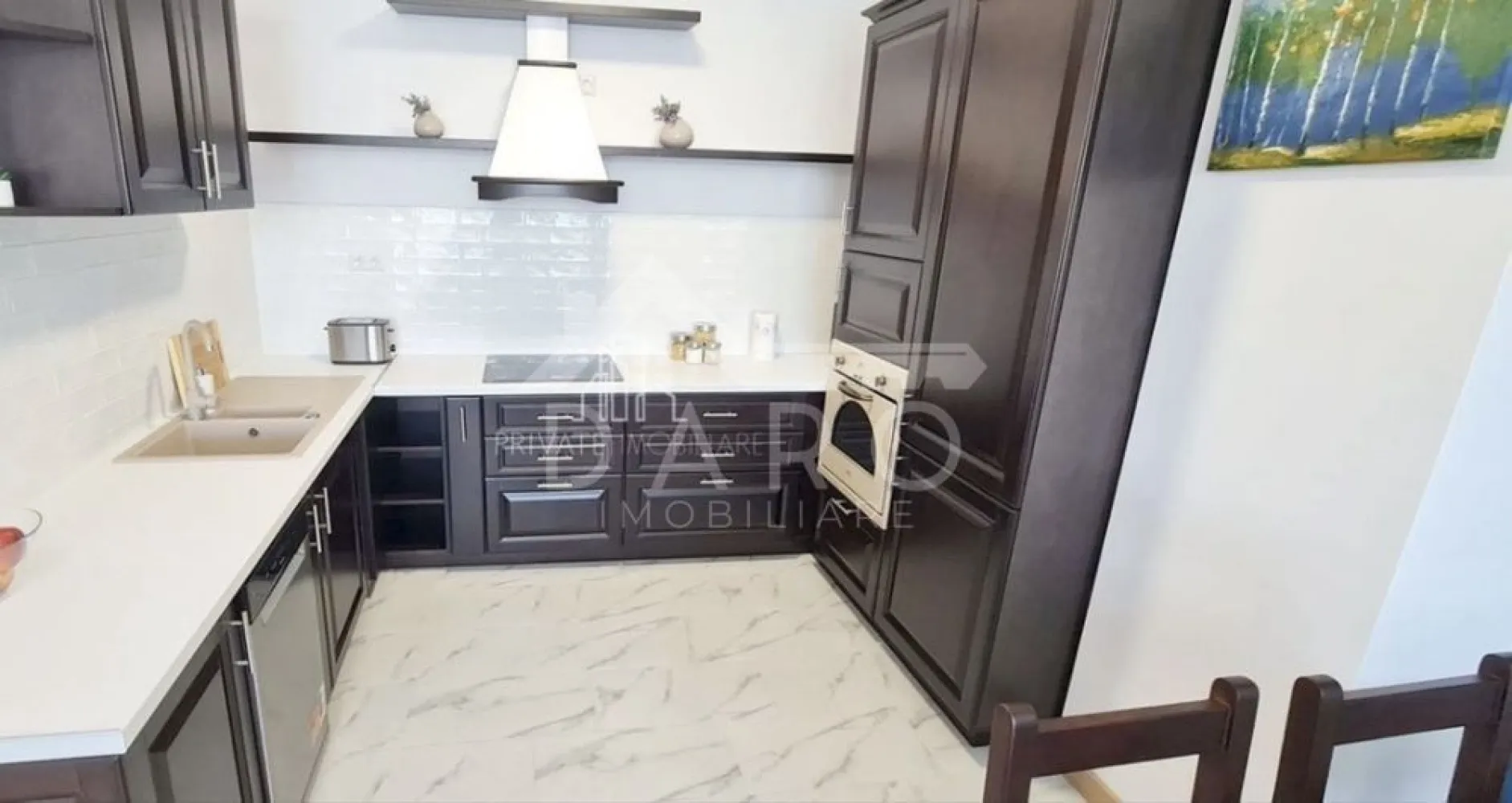 Apartament 2 camere/bloc nou/parcare/Concept9 - 🔥 Apartament PREMIUM | Concept 9 | Vedere Shopping City | Parcare inclusă
Dacă îți dorești un apartament modern, spațios și poziționat TOP, în una dintre cele mai căutate zone din Târgu Mureș — asta e oferta care se închiriază rapid!
📍 Concept 9 – zona Shopping City
💰 500 €/lună (cu loc de parcare inclus)
🏡 Apartament nou, cu o suprafață de 65 mp, situat la etajul 6, într-un bloc modern cu lift, oferind vedere directă spre Shopping City.
✨ Compartimentare ideală:
✔ living open space cu bucătărie
✔ dormitor matrimonial elegant
✔ birou separat – perfect pentru work from home
✔ baie modernă
✔ balcon deschis
💎 Ce îl face special:
✔ mobilat modern, de calitate
✔ bucătărie complet utilată (plită, cuptor, frigider, mașină de spălat vase)
✔ mașină de spălat haine
✔ TV
✔ aer condiționat
✔ spații bine optimizate și luminoase
✔ apartament nou – totul impecabil
🚗 Loc de parcare exterior privat inclus
📍 Locație excelentă:
✔ lângă Shopping City
✔ acces rapid la magazine, restaurante, transport
✔ zonă modernă, în dezvoltare
💡 Ideal pentru:
👫 cuplu
💼 persoane active / work from home
👨‍⚕️ profesioniști
📅 Disponibil imediat
⚠️ Apartamentele din Concept 9, mobilate ca acesta, se închiriază foarte repede!
🤝 Proprietate promovată prin DARO Imobiliare
📞 Sună acum pentru vizionare:
Coman Maria – DARO Imobiliare
📱 0749 535 729