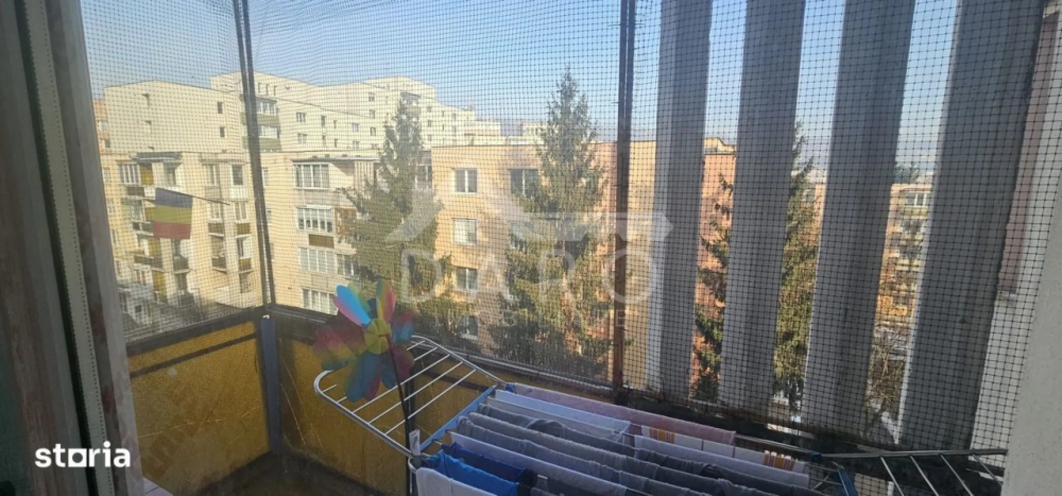 🔥 Apartament 2 camere decomandat | Tudor | 52 mp | Preț NEGOCIABIL - 🔥 Apartament 2 camere decomandat | Tudor | 52 mp | Preț NEGOCIABIL
Dacă îți dorești un apartament bine poziționat, spațios și cu potențial, în unul dintre cele mai căutate cartiere din Târgu Mureș – asta este o alegere foarte bună 👇
📍 Str. Muncii – cartier Tudor Vladimirescu
💰 76.500 € (negociabil)
🏡 Apartament 2 camere, decomandat, cu suprafață de 52 mp, situat la etajul 4 într-un bloc solid din beton.
✨ Compartimentare:
✔ living
✔ dormitor
✔ bucătărie
✔ baie
✔ hol
✔ balcon închis
💎 Avantaje:
✔ compartimentare decomandată (foarte căutată)
✔ acoperiș refăcut recent – fără probleme
✔ geamuri termopan
✔ ușă metalică
✔ izolație interioară spre balcon
✔ mobilat complet
🔥 Potențial mare (foarte important):
✔ proiect de gaz existent pentru centrală termică
✔ ideal pentru personalizare sau investiție
📍 Locație excelentă:
✔ la câteva minute de Lidl, Kaufland, Penny
✔ aproape de școli, farmacii, transport
✔ City Mall la ~10 minute de mers pe jos
✔ cartier foarte căutat pentru locuit și închiriere
🧠 Ideal pentru:
✔ locuință personală
✔ investiție (închiriere rapidă)
⚠️ Apartamentele decomandate în Tudor, la acest preț, se vând rapid!
📞 Detalii și vizionări:
Coman Maria – DARO Imobiliare
📱 0749 535 729