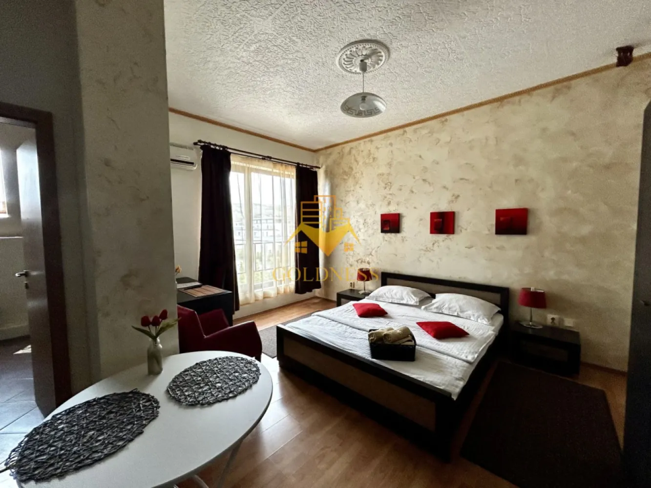 1 camera, Modern, Pet Friendly, Parcare, Profi, Borhanci - GOLDNESS Imobiliare vă propune spre închiriere un apartament cu o camera, complet mobilat și utilat, situat la etajul 1intr o casa cu 2 etaje, în Cartierul Borhanci.
Se accepta pisici si caini de talie mica!
Posibilitate de parcare in fata blocului
Se află în apropierea stațiilor de transport în comun, magazine, restaurante, spații verzi, farmacii, etc. 

Apartamentul este compartimentat astfel:
 - dormitor cu pat matrimonial, dulap, noptiere, birou
 - bucatarie complet utilată și mobilată, loc de servit masa, masina de spalat haine 
 - baie cu dus, calorifer port prosop și dulap pentru depozitare.

Imobilul este dotat cu toate cele necesare- centrală proprie, frigider, plita, hotă, mașină de spălat haine, televizor, etc. 

Dacă sunteți interesați de acest apartament și doriți să îl vizionați, dar și pentru alte oferte nu ezitați să ne contactați telefonic sau prin e-mail. Vă stăm la dispoziție!
Pentru intermediere se percepe un comision de 50% din prețul chiriei!