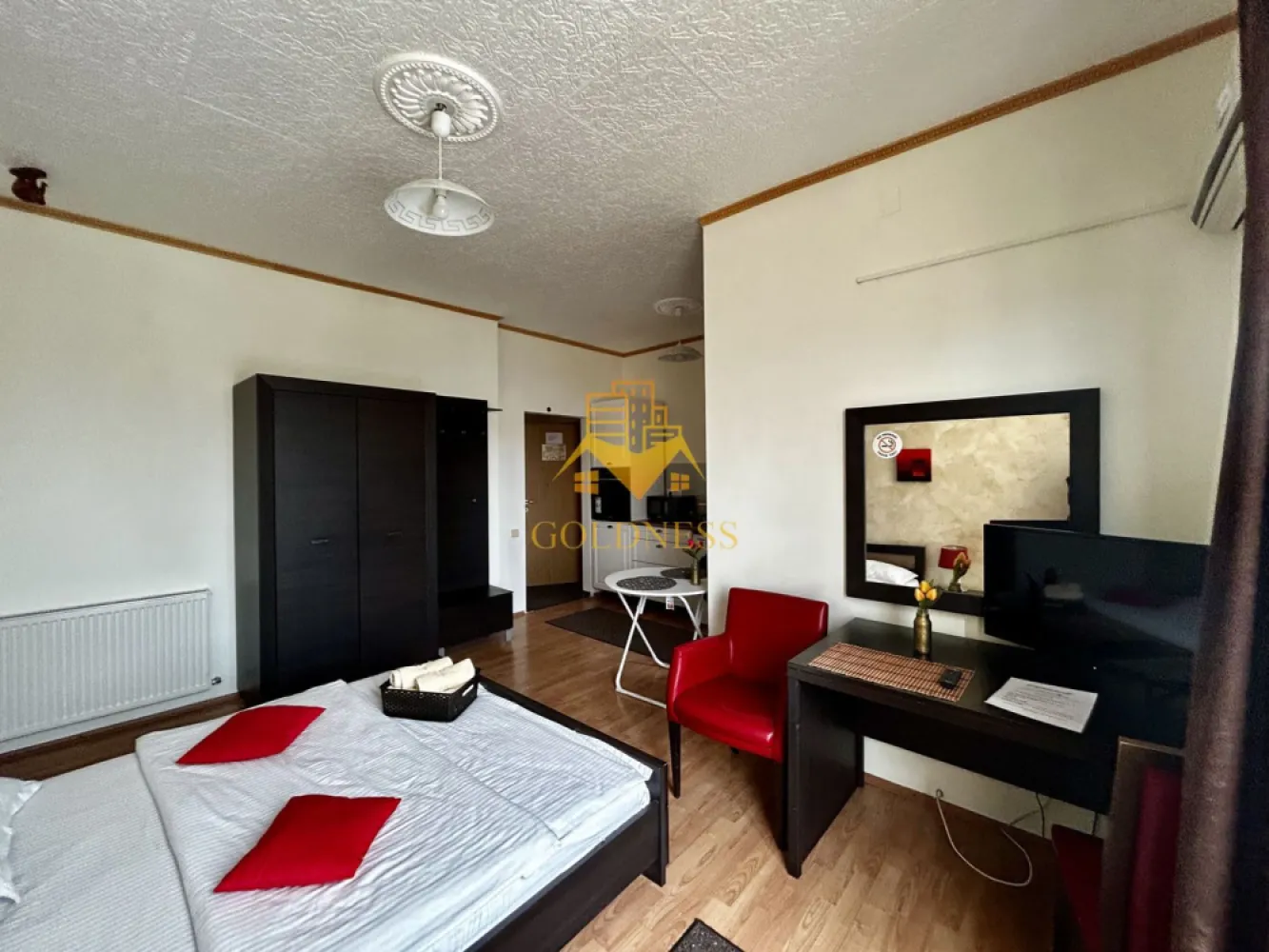 1 camera, Modern, Pet Friendly, Parcare, Profi, Borhanci - GOLDNESS Imobiliare vă propune spre închiriere un apartament cu o camera, complet mobilat și utilat, situat la etajul 1intr o casa cu 2 etaje, în Cartierul Borhanci.
Se accepta pisici si caini de talie mica!
Posibilitate de parcare in fata blocului
Se află în apropierea stațiilor de transport în comun, magazine, restaurante, spații verzi, farmacii, etc. 

Apartamentul este compartimentat astfel:
 - dormitor cu pat matrimonial, dulap, noptiere, birou
 - bucatarie complet utilată și mobilată, loc de servit masa, masina de spalat haine 
 - baie cu dus, calorifer port prosop și dulap pentru depozitare.

Imobilul este dotat cu toate cele necesare- centrală proprie, frigider, plita, hotă, mașină de spălat haine, televizor, etc. 

Dacă sunteți interesați de acest apartament și doriți să îl vizionați, dar și pentru alte oferte nu ezitați să ne contactați telefonic sau prin e-mail. Vă stăm la dispoziție!
Pentru intermediere se percepe un comision de 50% din prețul chiriei!