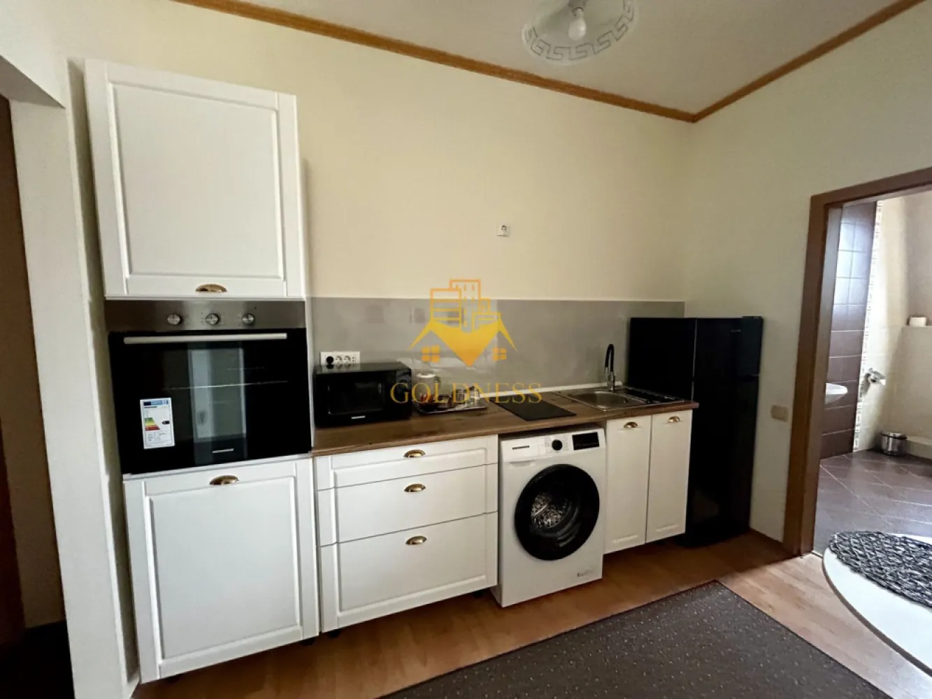 1 camera, Modern, Pet Friendly, Parcare, Profi, Borhanci - GOLDNESS Imobiliare vă propune spre închiriere un apartament cu o camera, complet mobilat și utilat, situat la etajul 1intr o casa cu 2 etaje, în Cartierul Borhanci.
Se accepta pisici si caini de talie mica!
Posibilitate de parcare in fata blocului
Se află în apropierea stațiilor de transport în comun, magazine, restaurante, spații verzi, farmacii, etc. 

Apartamentul este compartimentat astfel:
 - dormitor cu pat matrimonial, dulap, noptiere, birou
 - bucatarie complet utilată și mobilată, loc de servit masa, masina de spalat haine 
 - baie cu dus, calorifer port prosop și dulap pentru depozitare.

Imobilul este dotat cu toate cele necesare- centrală proprie, frigider, plita, hotă, mașină de spălat haine, televizor, etc. 

Dacă sunteți interesați de acest apartament și doriți să îl vizionați, dar și pentru alte oferte nu ezitați să ne contactați telefonic sau prin e-mail. Vă stăm la dispoziție!
Pentru intermediere se percepe un comision de 50% din prețul chiriei!