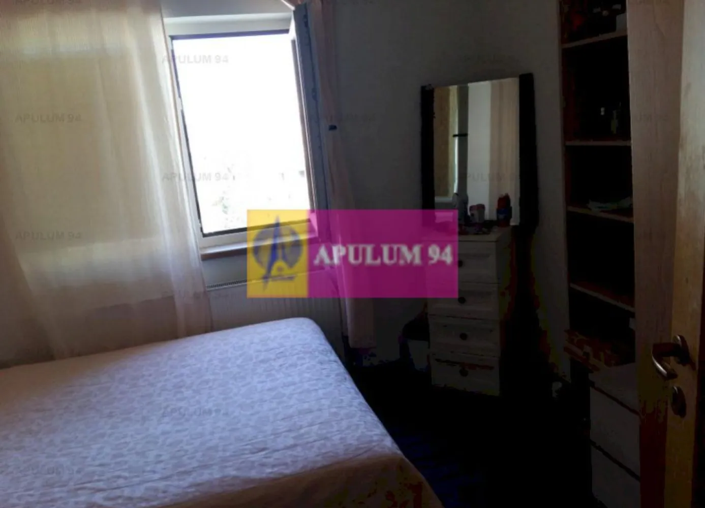 Apartament 4 camere Vitan- Mall - Vanzare apartament 4 camere in zona Vitan-Mall. Apartamentul este decomandat-hol "H", este amenajat decent cu gresie, faianta, parchet, termopan usa metalica, aer conditionat, CENTRALA TERMICA. Scara este curata, vecinii sunt civilizati. In proximitate se afla Mall-ul Vitan, Piata Vitan, Piata Foisorului, Casa de Pensii, transport in comun.