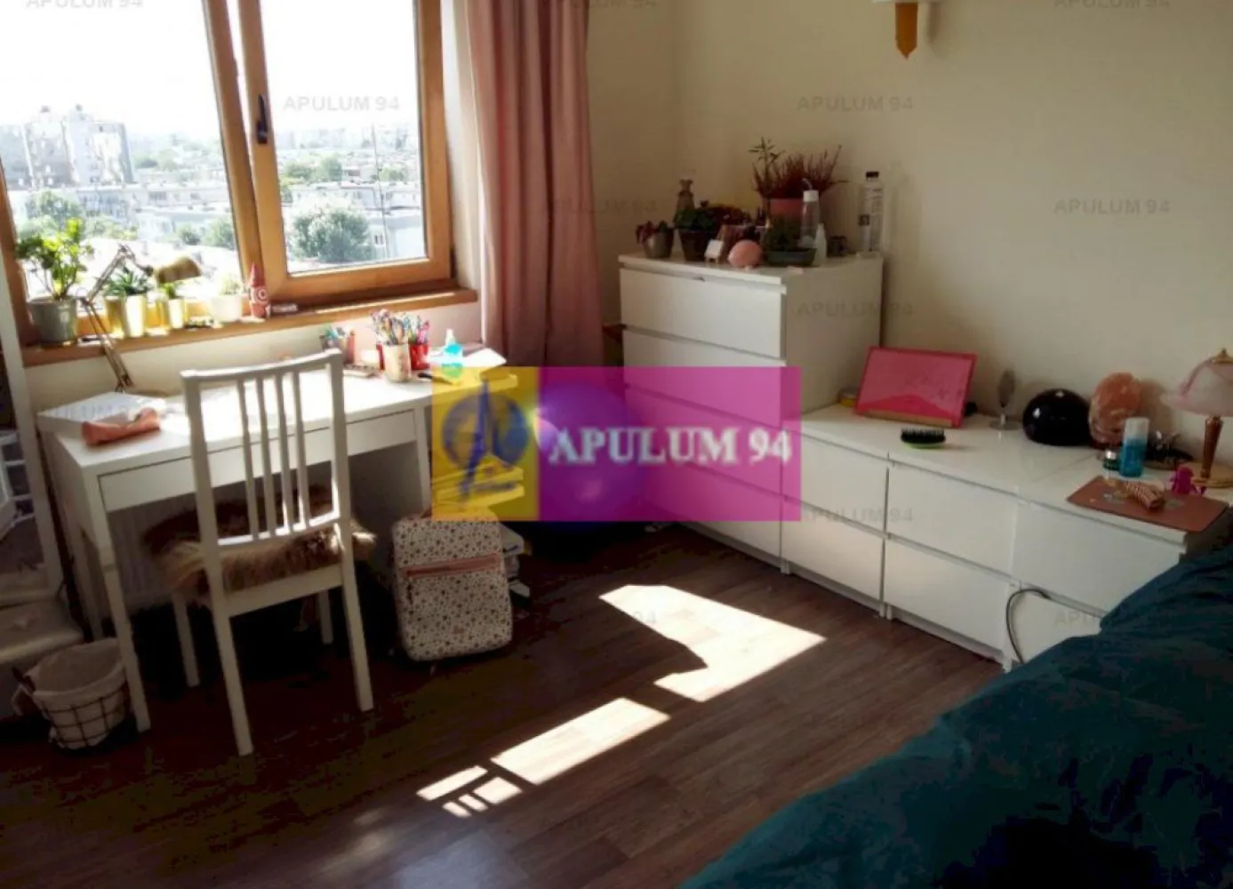 Apartament 4 camere Vitan- Mall - Vanzare apartament 4 camere in zona Vitan-Mall. Apartamentul este decomandat-hol "H", este amenajat decent cu gresie, faianta, parchet, termopan usa metalica, aer conditionat, CENTRALA TERMICA. Scara este curata, vecinii sunt civilizati. In proximitate se afla Mall-ul Vitan, Piata Vitan, Piata Foisorului, Casa de Pensii, transport in comun.