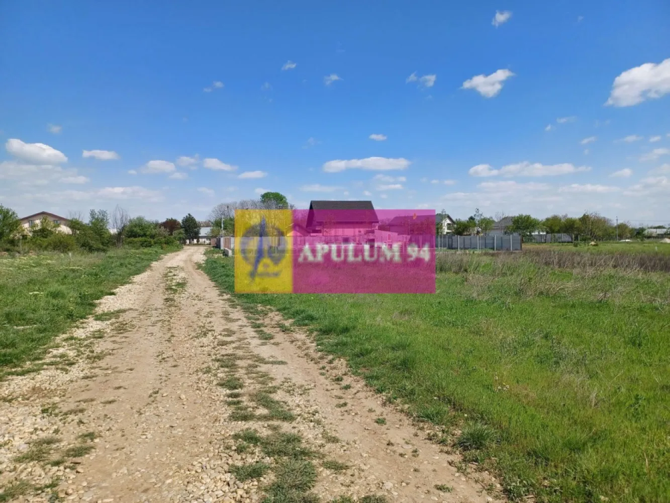 Loc de casă 520 mp, în Săbăreni, lângă București - La 12 Km de Șoseaua de Centură, în Comuna Săbăreni, la aproximativ 800 m de Pădurea Cereanca. Terenul este intravilan cu destinatie rezidentială, locuințe individuale, cu regim de înăltime parter sau P+1. Terenul are suprafata de 520 mp si frontul stradal de 18 m. Rețeaua de curent si cea de gaze sunt in zonă, la aproximativ 150 m distanță de teren.