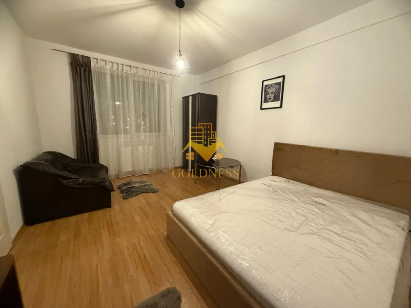 2 camere open space, Parcare, Zona Borhanci, Profi, Istvan Bocksai - GOLDNESS Imobiliare vă propune spre închiriere un apartament cu o camera complet mobilat și utilat, la parter într-un imobil de 4 etaje, în cartierul Borhanci. 
Dispune de loc de parcare!
Apartamentul este compartimentat astfel:
 - dormitor cu pat matrimonial, dressing, noptiere
 - living cu bucatarie open space complet utilată și mobilată, canapea extensibilă, loc de servit masa 
 - baie cu cada, calorifer port prosop inox și dulap pentru depozitare.

Imobilul este dotat cu toate cele necesare- centrală proprie, mașină de spălat haine, frigider, aragaz, hotă, TV, etc. 
Se află în apropierea stațiilor de transport în comun, magazine, restaurante, spații verzi, farmacii, etc. 

Dacă sunteți interesați de acest apartament și doriți să îl vizionați, dar și pentru alte oferte sau detalii nu ezitați să ne contactați telefonic sau prin e-mail - goldnessimobiliare@gmail.com. Vă stăm la dispoziție!