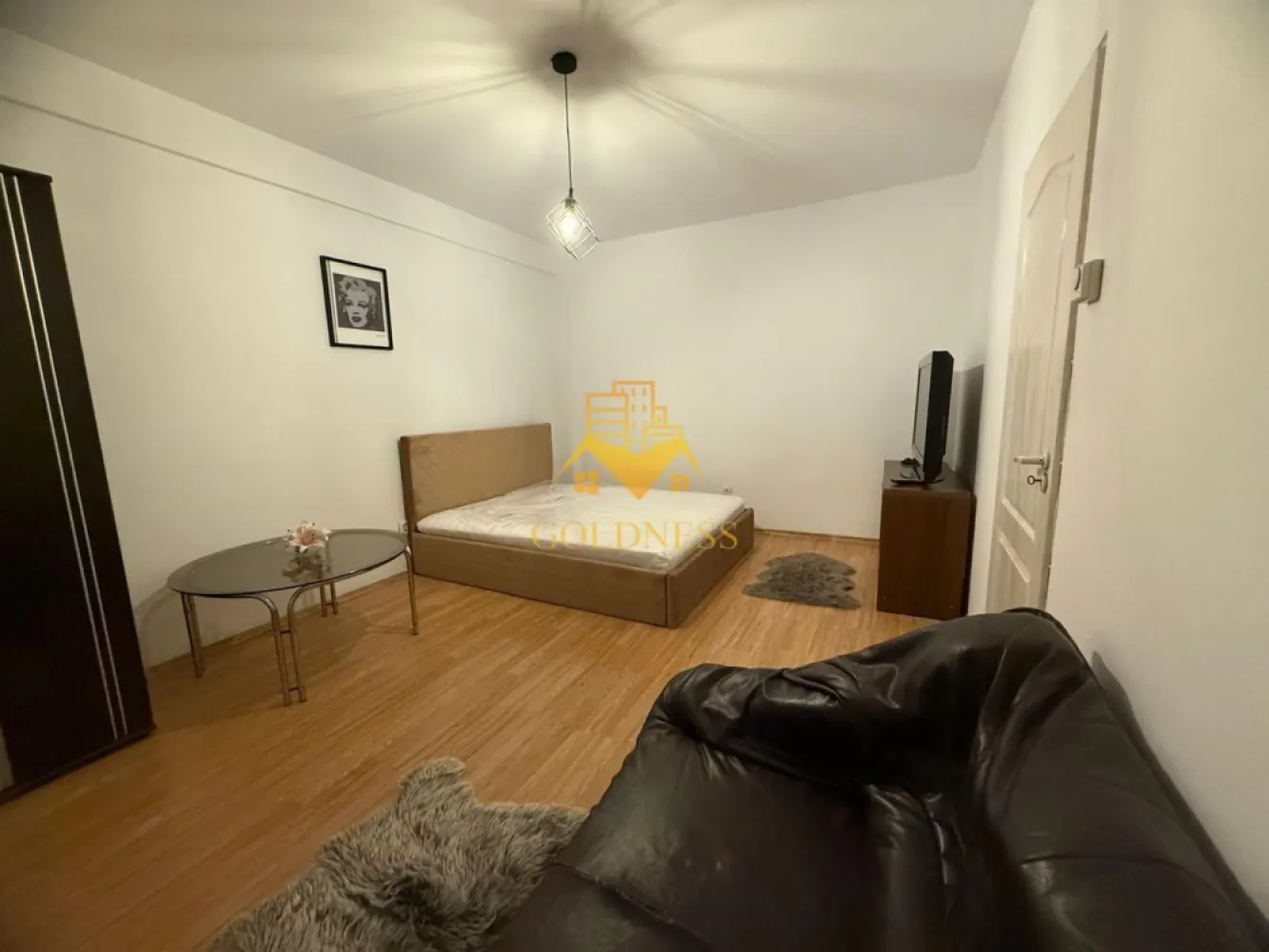 2 camere open space, Parcare, Zona Borhanci, Profi, Istvan Bocksai - GOLDNESS Imobiliare vă propune spre închiriere un apartament cu o camera complet mobilat și utilat, la parter într-un imobil de 4 etaje, în cartierul Borhanci. 
Dispune de loc de parcare!
Apartamentul este compartimentat astfel:
 - dormitor cu pat matrimonial, dressing, noptiere
 - living cu bucatarie open space complet utilată și mobilată, canapea extensibilă, loc de servit masa 
 - baie cu cada, calorifer port prosop inox și dulap pentru depozitare.

Imobilul este dotat cu toate cele necesare- centrală proprie, mașină de spălat haine, frigider, aragaz, hotă, TV, etc. 
Se află în apropierea stațiilor de transport în comun, magazine, restaurante, spații verzi, farmacii, etc. 

Dacă sunteți interesați de acest apartament și doriți să îl vizionați, dar și pentru alte oferte sau detalii nu ezitați să ne contactați telefonic sau prin e-mail - goldnessimobiliare@gmail.com. Vă stăm la dispoziție!