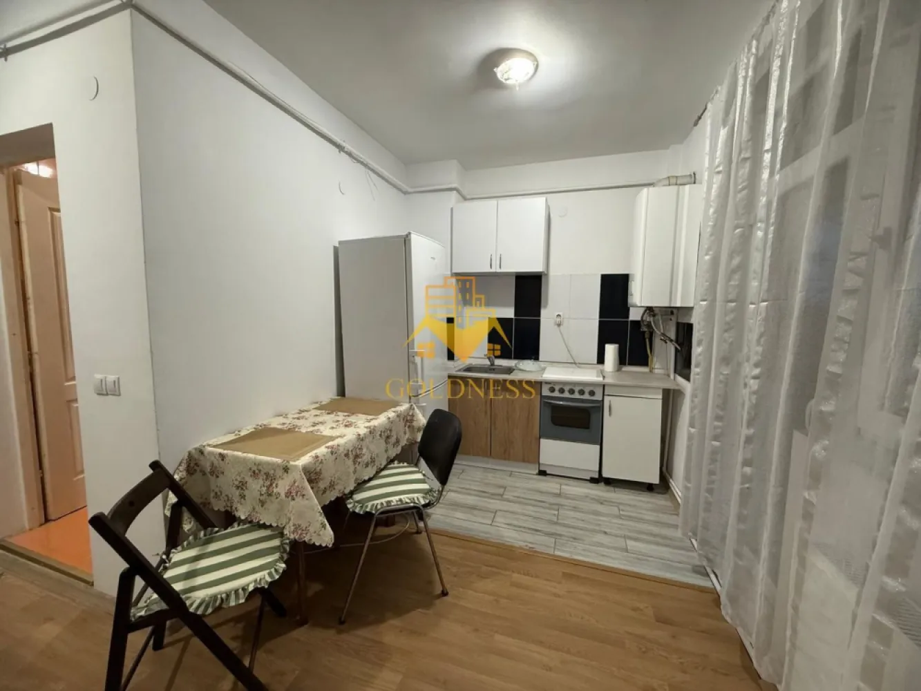 2 camere open space, Parcare, Zona Borhanci, Profi, Istvan Bocksai - GOLDNESS Imobiliare vă propune spre închiriere un apartament cu o camera complet mobilat și utilat, la parter într-un imobil de 4 etaje, în cartierul Borhanci. 
Dispune de loc de parcare!
Apartamentul este compartimentat astfel:
 - dormitor cu pat matrimonial, dressing, noptiere
 - living cu bucatarie open space complet utilată și mobilată, canapea extensibilă, loc de servit masa 
 - baie cu cada, calorifer port prosop inox și dulap pentru depozitare.

Imobilul este dotat cu toate cele necesare- centrală proprie, mașină de spălat haine, frigider, aragaz, hotă, TV, etc. 
Se află în apropierea stațiilor de transport în comun, magazine, restaurante, spații verzi, farmacii, etc. 

Dacă sunteți interesați de acest apartament și doriți să îl vizionați, dar și pentru alte oferte sau detalii nu ezitați să ne contactați telefonic sau prin e-mail - goldnessimobiliare@gmail.com. Vă stăm la dispoziție!