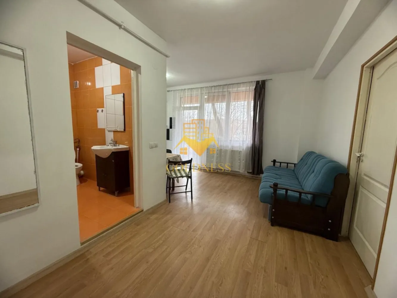2 camere open space, Parcare, Zona Borhanci, Profi, Istvan Bocksai - GOLDNESS Imobiliare vă propune spre închiriere un apartament cu o camera complet mobilat și utilat, la parter într-un imobil de 4 etaje, în cartierul Borhanci. 
Dispune de loc de parcare!
Apartamentul este compartimentat astfel:
 - dormitor cu pat matrimonial, dressing, noptiere
 - living cu bucatarie open space complet utilată și mobilată, canapea extensibilă, loc de servit masa 
 - baie cu cada, calorifer port prosop inox și dulap pentru depozitare.

Imobilul este dotat cu toate cele necesare- centrală proprie, mașină de spălat haine, frigider, aragaz, hotă, TV, etc. 
Se află în apropierea stațiilor de transport în comun, magazine, restaurante, spații verzi, farmacii, etc. 

Dacă sunteți interesați de acest apartament și doriți să îl vizionați, dar și pentru alte oferte sau detalii nu ezitați să ne contactați telefonic sau prin e-mail - goldnessimobiliare@gmail.com. Vă stăm la dispoziție!