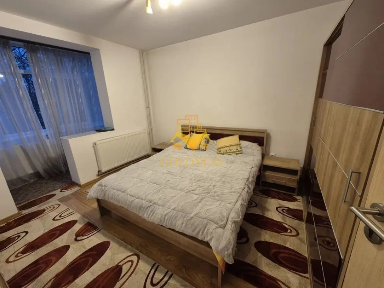 2 camere semidecomandate, balcon, Gheorgheni, Zona Fsega, Iulius Mall - GOLDNESS Imobiliare vă propune spre închiriere un apartament cu 2 camere complet mobilat și utilat, la etajul 2 într-un imobil de 4 etaje, în Cartierul Gheorgheni .
Posibilitatea de a parca prin zona
Se află în apropierea stațiilor de transport în comun, magazine, restaurante, spații verzi, farmacii, etc. 

Apartamentul este compartimentat astfel:
 - dormitor cu pat matrimonial, dressing, noptiere
 - living cu canapea extensibila, TV
 - bucatarie complet utilată și mobilată, loc de servit masa 
 - baie cu cada, calorifer port prosop și dulap pentru depozitare.
 - balcon de 8 mp

Imobilul este dotat cu toate cele necesare- centrală proprie, frigider, aragaz, hotă, mașină de spălat haine, etc. 

Dacă sunteți interesați de acest apartament și doriți să îl vizionați, dar și pentru alte oferte nu ezitați să ne contactați telefonic sau prin e-mail. Vă stăm la dispoziție!
Pentru intermediere se percepe un comision de 50% din prețul chiriei!