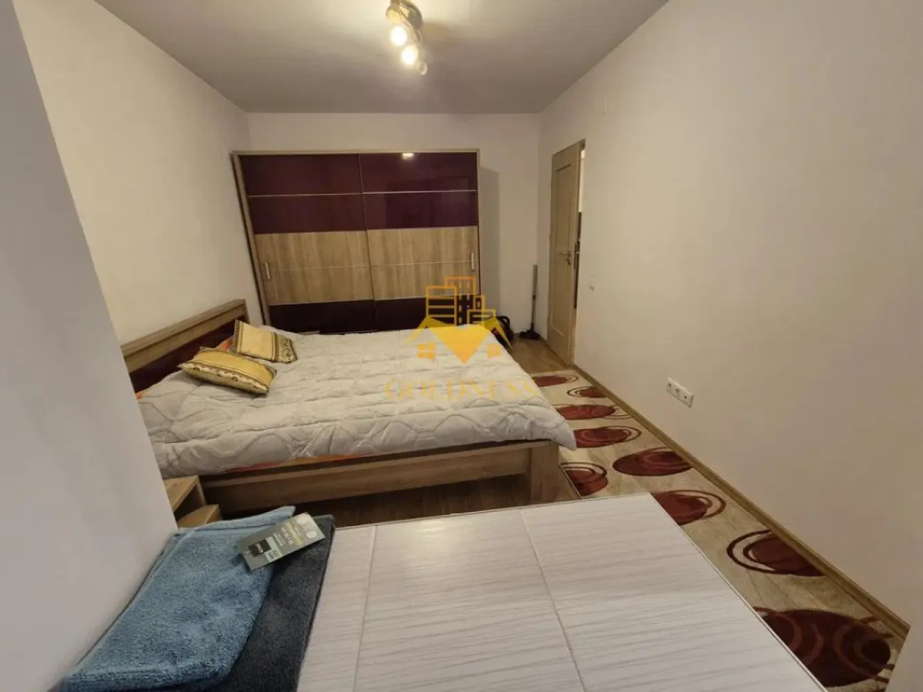 2 camere semidecomandate, balcon, Gheorgheni, Zona Fsega, Iulius Mall - GOLDNESS Imobiliare vă propune spre închiriere un apartament cu 2 camere complet mobilat și utilat, la etajul 2 într-un imobil de 4 etaje, în Cartierul Gheorgheni .
Posibilitatea de a parca prin zona
Se află în apropierea stațiilor de transport în comun, magazine, restaurante, spații verzi, farmacii, etc. 

Apartamentul este compartimentat astfel:
 - dormitor cu pat matrimonial, dressing, noptiere
 - living cu canapea extensibila, TV
 - bucatarie complet utilată și mobilată, loc de servit masa 
 - baie cu cada, calorifer port prosop și dulap pentru depozitare.
 - balcon de 8 mp

Imobilul este dotat cu toate cele necesare- centrală proprie, frigider, aragaz, hotă, mașină de spălat haine, etc. 

Dacă sunteți interesați de acest apartament și doriți să îl vizionați, dar și pentru alte oferte nu ezitați să ne contactați telefonic sau prin e-mail. Vă stăm la dispoziție!
Pentru intermediere se percepe un comision de 50% din prețul chiriei!