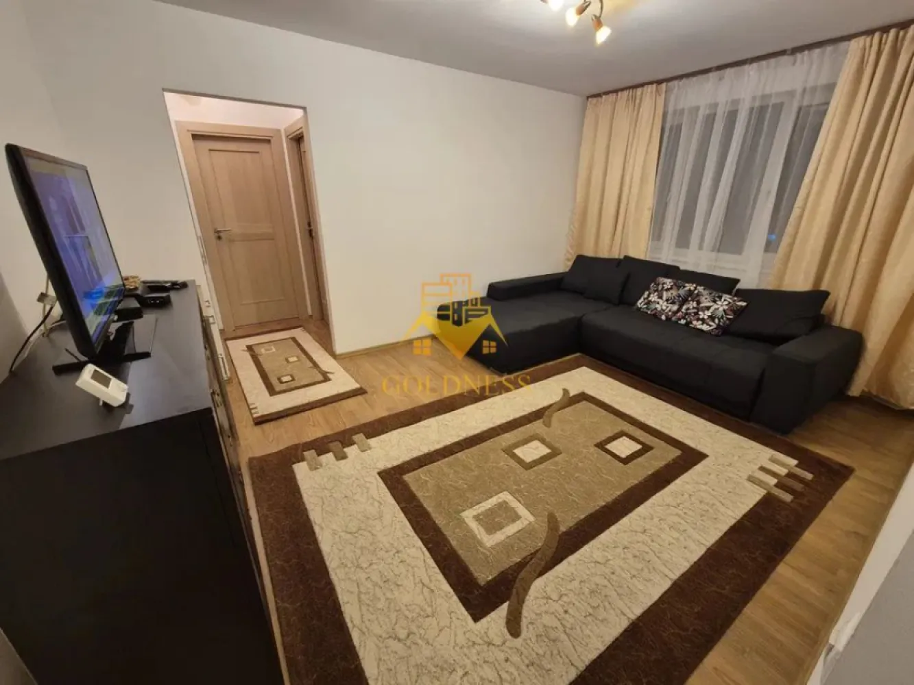 2 camere semidecomandate, balcon, Gheorgheni, Zona Fsega, Iulius Mall - GOLDNESS Imobiliare vă propune spre închiriere un apartament cu 2 camere complet mobilat și utilat, la etajul 2 într-un imobil de 4 etaje, în Cartierul Gheorgheni .
Posibilitatea de a parca prin zona
Se află în apropierea stațiilor de transport în comun, magazine, restaurante, spații verzi, farmacii, etc. 

Apartamentul este compartimentat astfel:
 - dormitor cu pat matrimonial, dressing, noptiere
 - living cu canapea extensibila, TV
 - bucatarie complet utilată și mobilată, loc de servit masa 
 - baie cu cada, calorifer port prosop și dulap pentru depozitare.
 - balcon de 8 mp

Imobilul este dotat cu toate cele necesare- centrală proprie, frigider, aragaz, hotă, mașină de spălat haine, etc. 

Dacă sunteți interesați de acest apartament și doriți să îl vizionați, dar și pentru alte oferte nu ezitați să ne contactați telefonic sau prin e-mail. Vă stăm la dispoziție!
Pentru intermediere se percepe un comision de 50% din prețul chiriei!