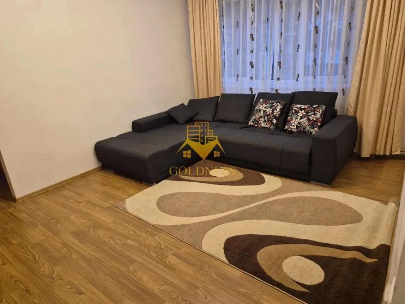 2 camere semidecomandate, balcon, Gheorgheni, Zona Fsega, Iulius Mall - GOLDNESS Imobiliare vă propune spre închiriere un apartament cu 2 camere complet mobilat și utilat, la etajul 2 într-un imobil de 4 etaje, în Cartierul Gheorgheni .
Posibilitatea de a parca prin zona
Se află în apropierea stațiilor de transport în comun, magazine, restaurante, spații verzi, farmacii, etc. 

Apartamentul este compartimentat astfel:
 - dormitor cu pat matrimonial, dressing, noptiere
 - living cu canapea extensibila, TV
 - bucatarie complet utilată și mobilată, loc de servit masa 
 - baie cu cada, calorifer port prosop și dulap pentru depozitare.
 - balcon de 8 mp

Imobilul este dotat cu toate cele necesare- centrală proprie, frigider, aragaz, hotă, mașină de spălat haine, etc. 

Dacă sunteți interesați de acest apartament și doriți să îl vizionați, dar și pentru alte oferte nu ezitați să ne contactați telefonic sau prin e-mail. Vă stăm la dispoziție!
Pentru intermediere se percepe un comision de 50% din prețul chiriei!