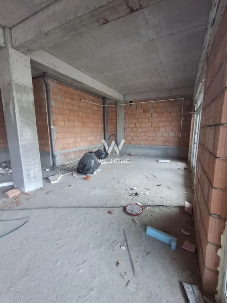 Spatiu comercial de inchiriat, 127mp, Selimbar, Sibiu - Oferim spre închiriere un spațiu comercial modern, cu o suprafață de 127 mp, situat în Șelimbăr, într-un cartier nou, aflat în plină dezvoltare. Proprietatea beneficiază de o poziționare strategică, cu expunere directă la strada principală, caracterizată prin trafic intens, atât pietonal, cât și auto – un avantaj major pentru orice tip de afacere.

Spațiul dispune de o vitrină stradală generoasă de 8 metri, ideală pentru vizibilitate maximă și promovare eficientă. Interiorul este bine compartimentat, include grup sanitar și baie, iar confortul este asigurat de încălzirea în pardoseală, oferind un ambient plăcut pe tot parcursul anului.

Un alt beneficiu important îl reprezintă locurile de parcare disponibile, facilitând accesul clienților și al personalului.

Zona este intens locuită, cu o creștere constantă a numărului de rezidenți, ceea ce creează un flux stabil de potențiali clienți. Dezvoltarea accelerată a cartierului și a împrejurimilor transformă această locație într-un punct de interes pentru activități comerciale diverse: retail, servicii, showroom, cabinet sau birouri.

Acest spațiu reprezintă o oportunitate excelentă pentru antreprenorii care doresc să își dezvolte afacerea într-o zonă dinamică, cu potențial ridicat de creștere și vizibilitate sporită.

Pret: 12euro/mp

Detalii si vizionare: 0740066818, Cristina