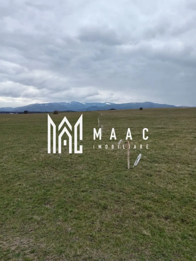 Teren de vanzare I o fereastră către eternitate. - MAAC Imobiliare va ofera spre vanzare in inima Transilvaniei, unde dealurile se întind ca o mână verde către zare, se află un teren care nu este doar un lot, ci o fereastră către eternitate. Este amplasat pe vârful unei coline blânde, chiar la marginea satului Selimbar, de unde coboară cu grație spre intersecția cu celebrul DN1. 
Aici, utilitățile moderne sunt la un pas, iar dezvoltarea înflorește în jur, dar priveliștea rămâne o poveste veche scrisă de munți.

Terenul, perfect plan și generos, se întinde pe o lățime de 20 de metri la drum, ca o poartă larg deschisă, și se pierde în adâncime pe 200 de metri, oferind spațiu pentru vise la scară mare. Accesul la DN1 este instantaneu, legând liniștea locului de pulsația țării.

Dar adevărata comoară stă sus. De pe acest vârf, ochiul cuprinde o panoramă care taie răsuflarea. În depărtare, mândri și nepăsători, Munții Făgărașului își înșiră crestele ascuțite împotriva cerului. „Negoiu” și „Moldoveanu” par atât de aproape, încât ai impresia că poți să întinzi mâna și să atingi zăpada veșnică de pe vârfurile lor. În zori, soarele îmbrățișează primeroasele în nuanțe de aur și roz, iar în amurg, silueta masivă a munților se decupează în negru profund pe fundalul unei sfârșituri de zi în flăcări.

Acest teren nu este doar un loc pentru a construi o casă; este un piedestal pentru a construi o viață. Este un loc unde te poți trezi cu răsăritul în fereastră și unde liniștea de la poalele munților îți șoptește povești de vitejie și frumusețe pură. Este o promisiune: de a te bucura de confortul civilizației, cu rețeaua rutieră la picior, având în același timp, mereu sub ochi, măreția nestemată a Făgărașilor. Aici, pe vârful colinei din Selimbar, viitorul tău are cea mai frumoasă priveliște din lume.
Pentru mai multe detalii precizati telefonic ca ati vazut anuntul cu ID CP2979279
