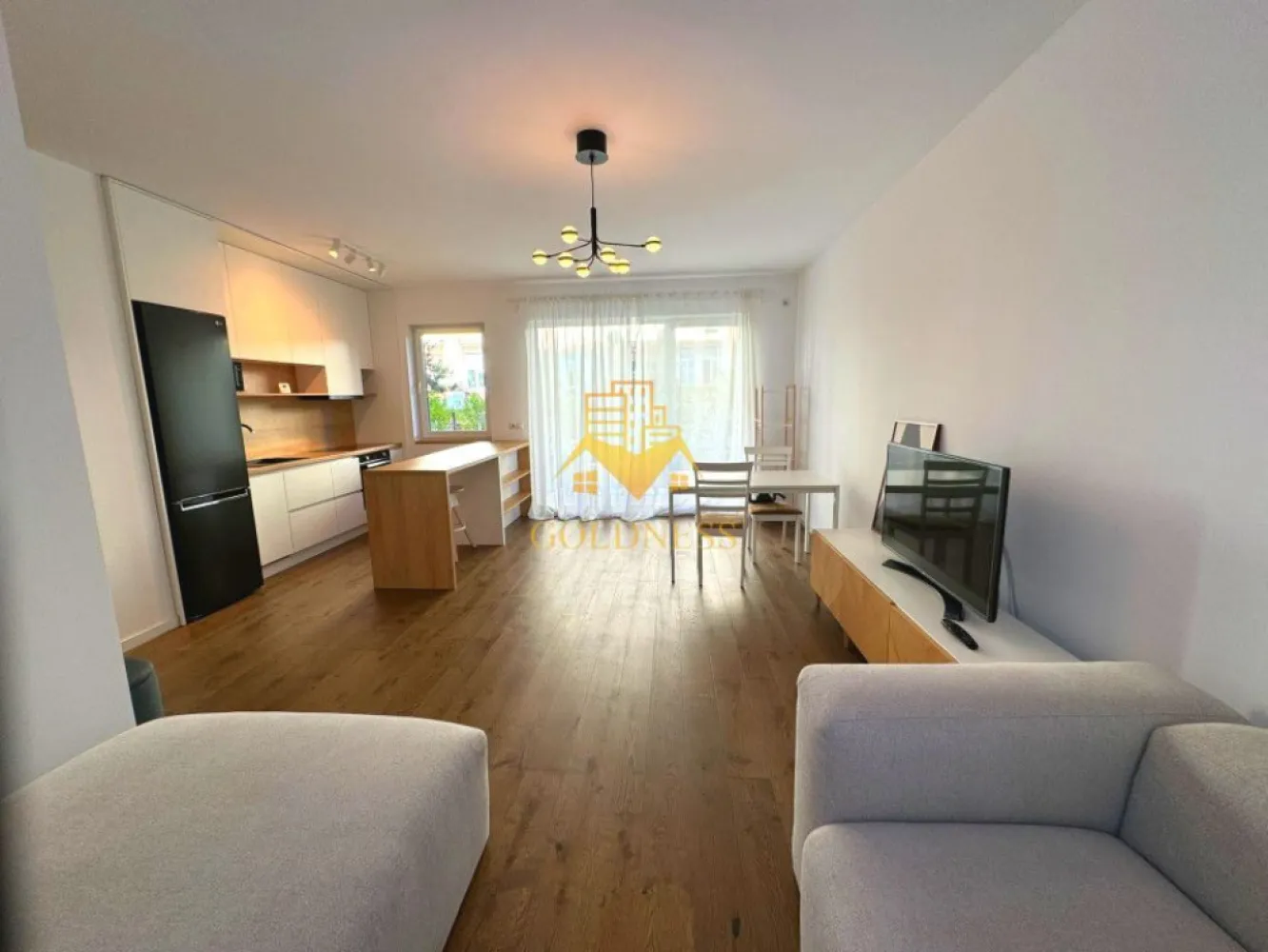 2 camere, modern, garaj, Central, Record Park Zona The Office, 21 DEC - GOLDNESS Imobiliare vă propune spre închiriere un apartament cu 2 camere open-space complet mobilat și utilat, la parter într-un imobil de 5 etaje, în Zona Centrala, Record Park. Se poate inchiria parcare subterana cu 50e ! Se află în apropierea stațiilor de transport în comun, magazine, restaurante, spații verzi, farmacii, scoli, etc. Apartamentul este compartimentat astfel: - dormitor cu pat matrimonial, dressing, noptiere - living cu bucatarie open-space complet utilată, canapea, loc de servit masa - baie cu dus walk-in, calorifer port prosop și dulap pentru depozitare, masina de spalat. - curte de 31 mp. Imobilul este dotat cu toate cele necesare- centrală pe bloc cu contorizare separata(prin termostat), mașină de spălat haine, masina de spalat vase, frigider, plită electrică, hotă, microunde, etc. Dacă sunteți interesați de acest apartament și doriți să îl vizionați, dar și pentru alte oferte nu ezitați să ne contactați telefonic sau prin e-mail. Vă stăm la dispoziție! Pentru intermediere se percepe un comision de 50% din prețul chiriei!