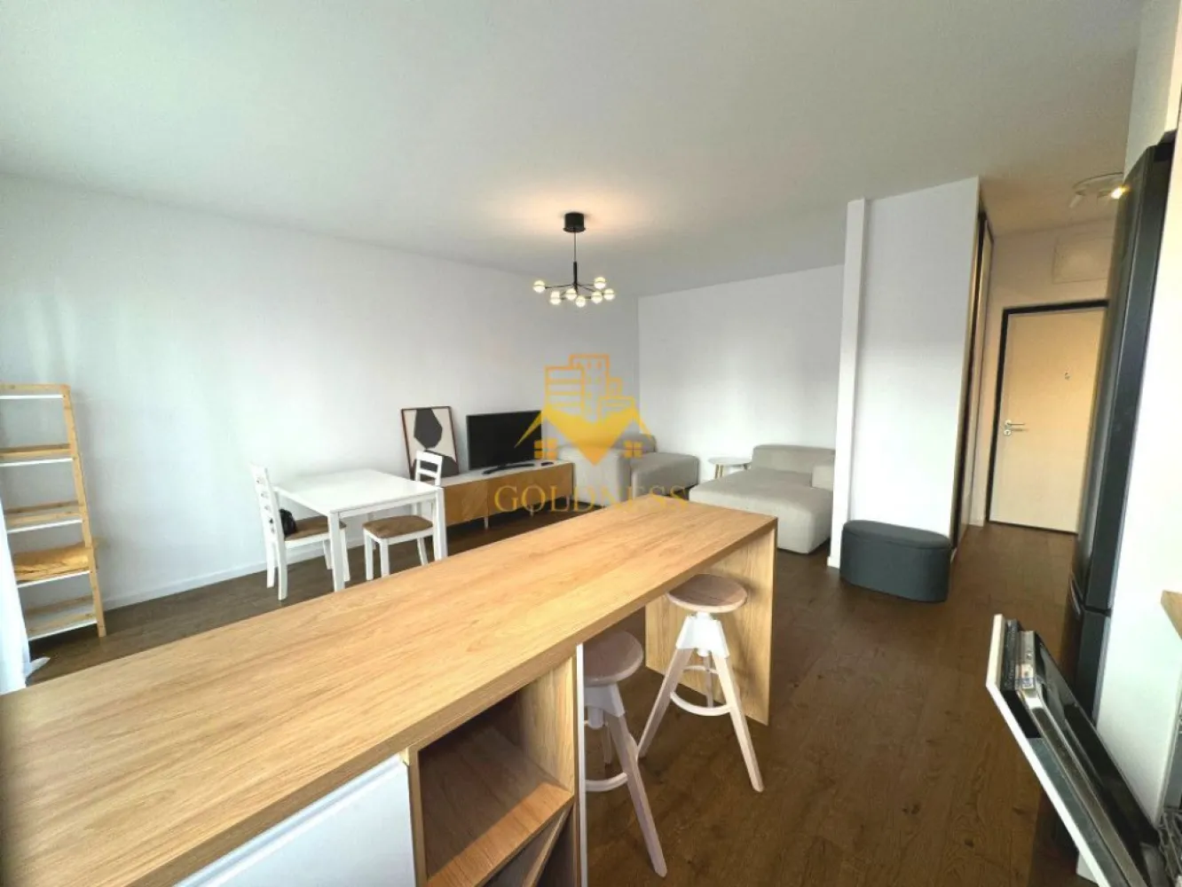 2 camere, modern, garaj, Central, Record Park Zona The Office, 21 DEC - GOLDNESS Imobiliare vă propune spre închiriere un apartament cu 2 camere open-space complet mobilat și utilat, la parter într-un imobil de 5 etaje, în Zona Centrala, Record Park. Se poate inchiria parcare subterana cu 50e ! Se află în apropierea stațiilor de transport în comun, magazine, restaurante, spații verzi, farmacii, scoli, etc. Apartamentul este compartimentat astfel: - dormitor cu pat matrimonial, dressing, noptiere - living cu bucatarie open-space complet utilată, canapea, loc de servit masa - baie cu dus walk-in, calorifer port prosop și dulap pentru depozitare, masina de spalat. - curte de 31 mp. Imobilul este dotat cu toate cele necesare- centrală pe bloc cu contorizare separata(prin termostat), mașină de spălat haine, masina de spalat vase, frigider, plită electrică, hotă, microunde, etc. Dacă sunteți interesați de acest apartament și doriți să îl vizionați, dar și pentru alte oferte nu ezitați să ne contactați telefonic sau prin e-mail. Vă stăm la dispoziție! Pentru intermediere se percepe un comision de 50% din prețul chiriei!